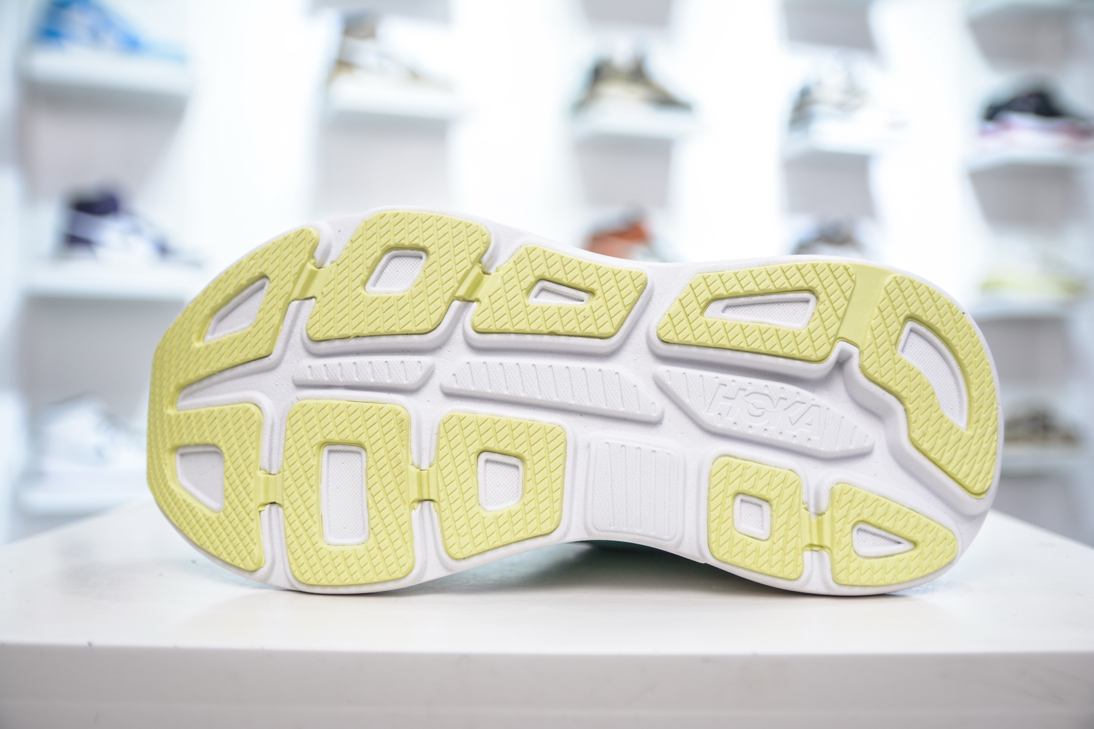 200   HOKA One One Clifton 9 Low  1162012/BTF