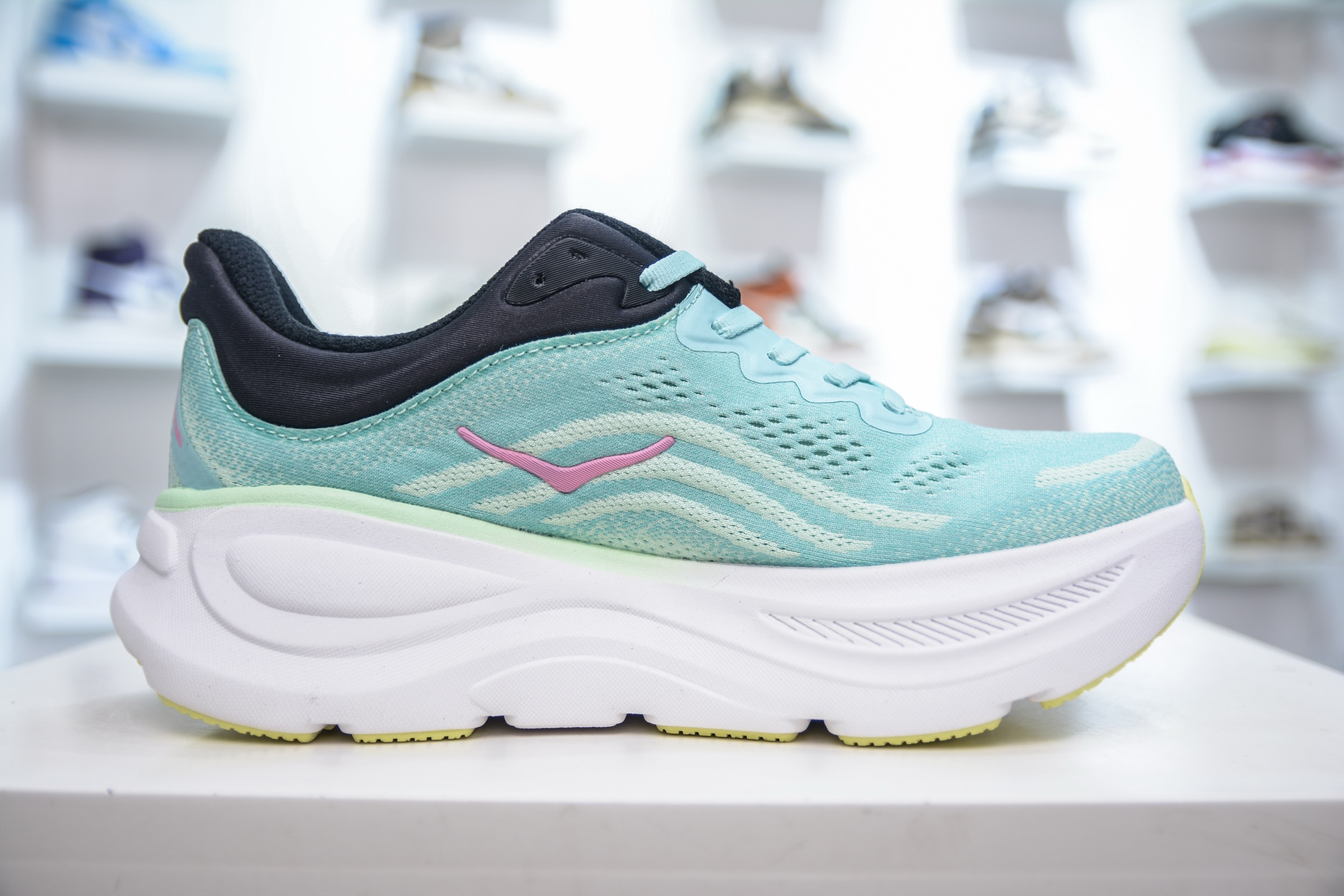 200   HOKA One One Clifton 9 Low  1162012/BTF