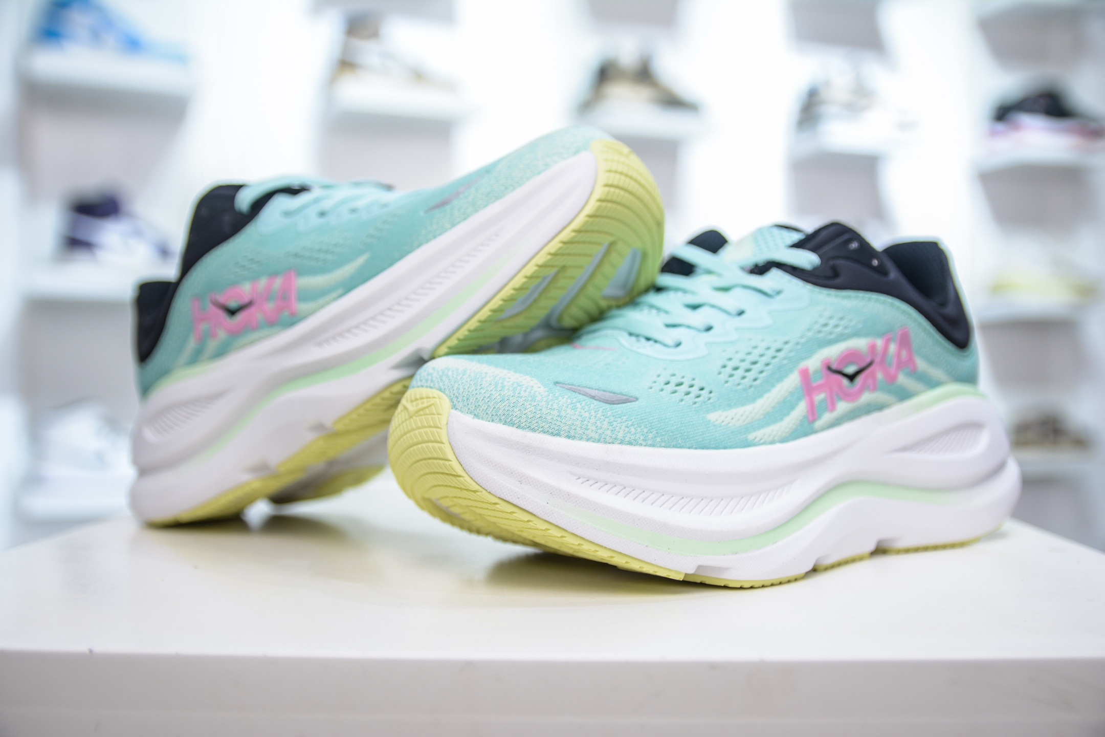 200   HOKA One One Clifton 9 Low  1162012/BTF