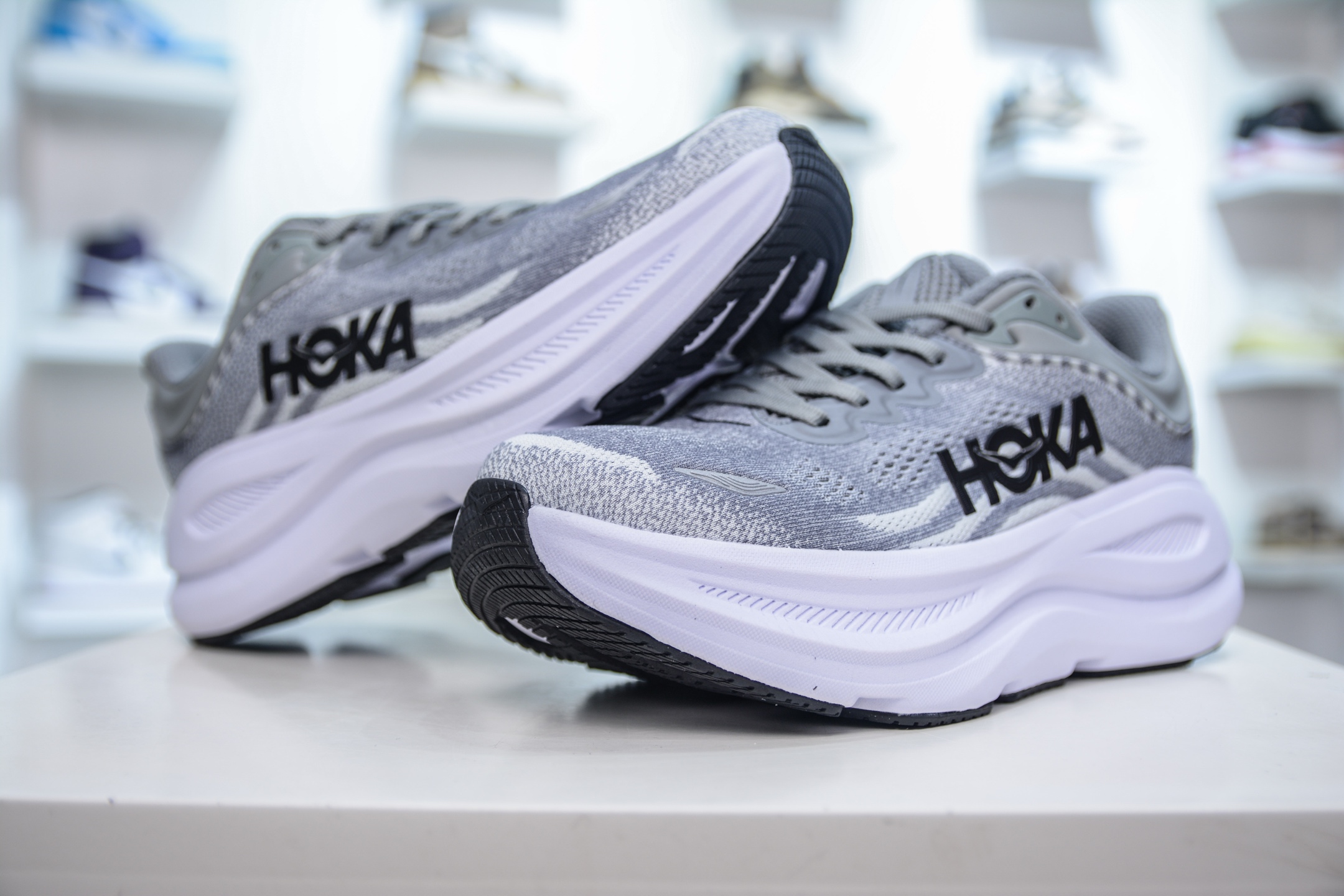 200   HOKA One One Clifton 9 Low  1162013/GCTC