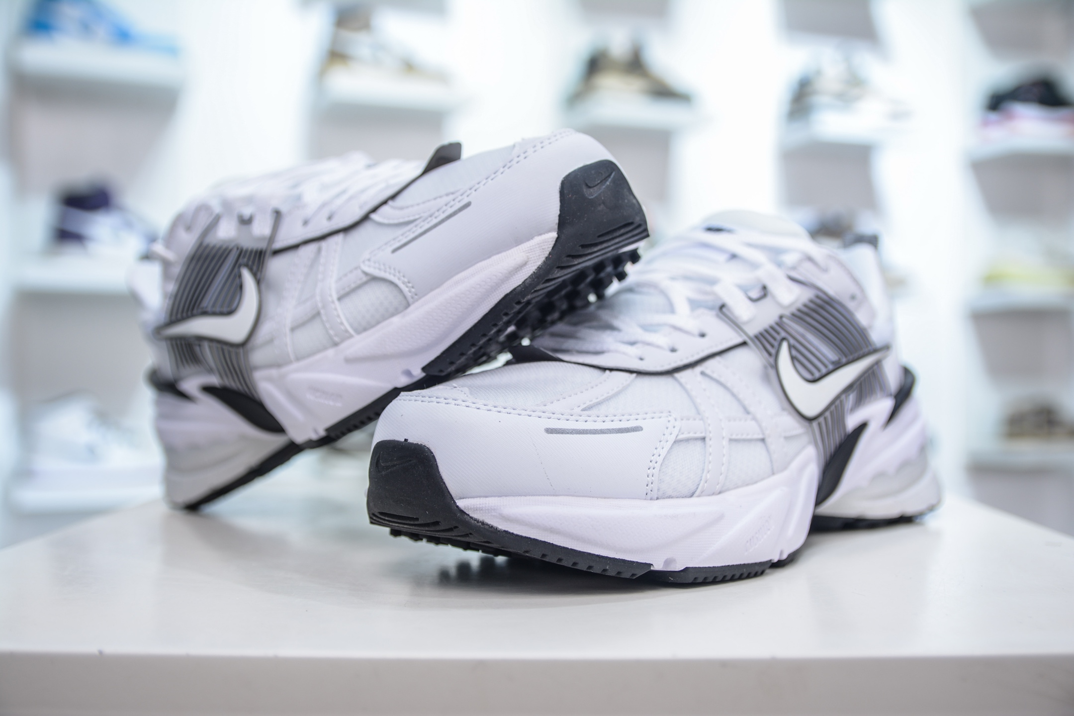 200  NIKE V2K Runtekk 充正版本减震防滑复古低帮跑步鞋 HF5342-100