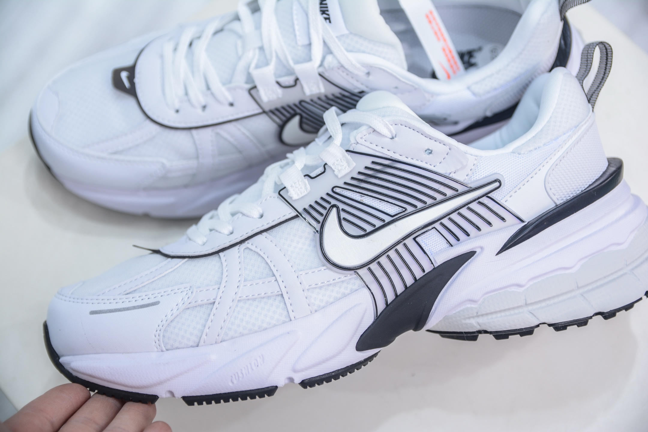 200  NIKE V2K Runtekk 充正版本减震防滑复古低帮跑步鞋 HF5342-100