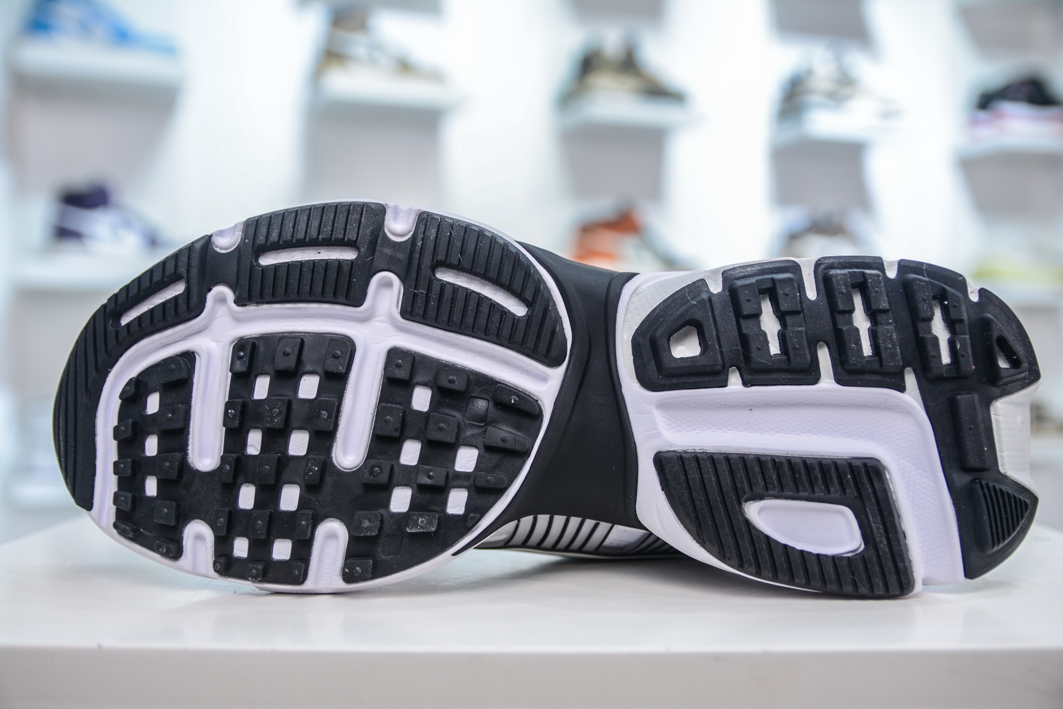 200  NIKE V2K Runtekk 充正版本减震防滑复古低帮跑步鞋 HF5342-100