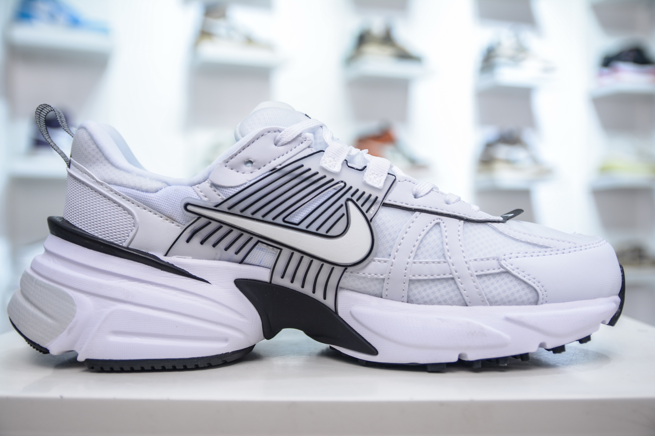 200  NIKE V2K Runtekk 充正版本减震防滑复古低帮跑步鞋 HF5342-100