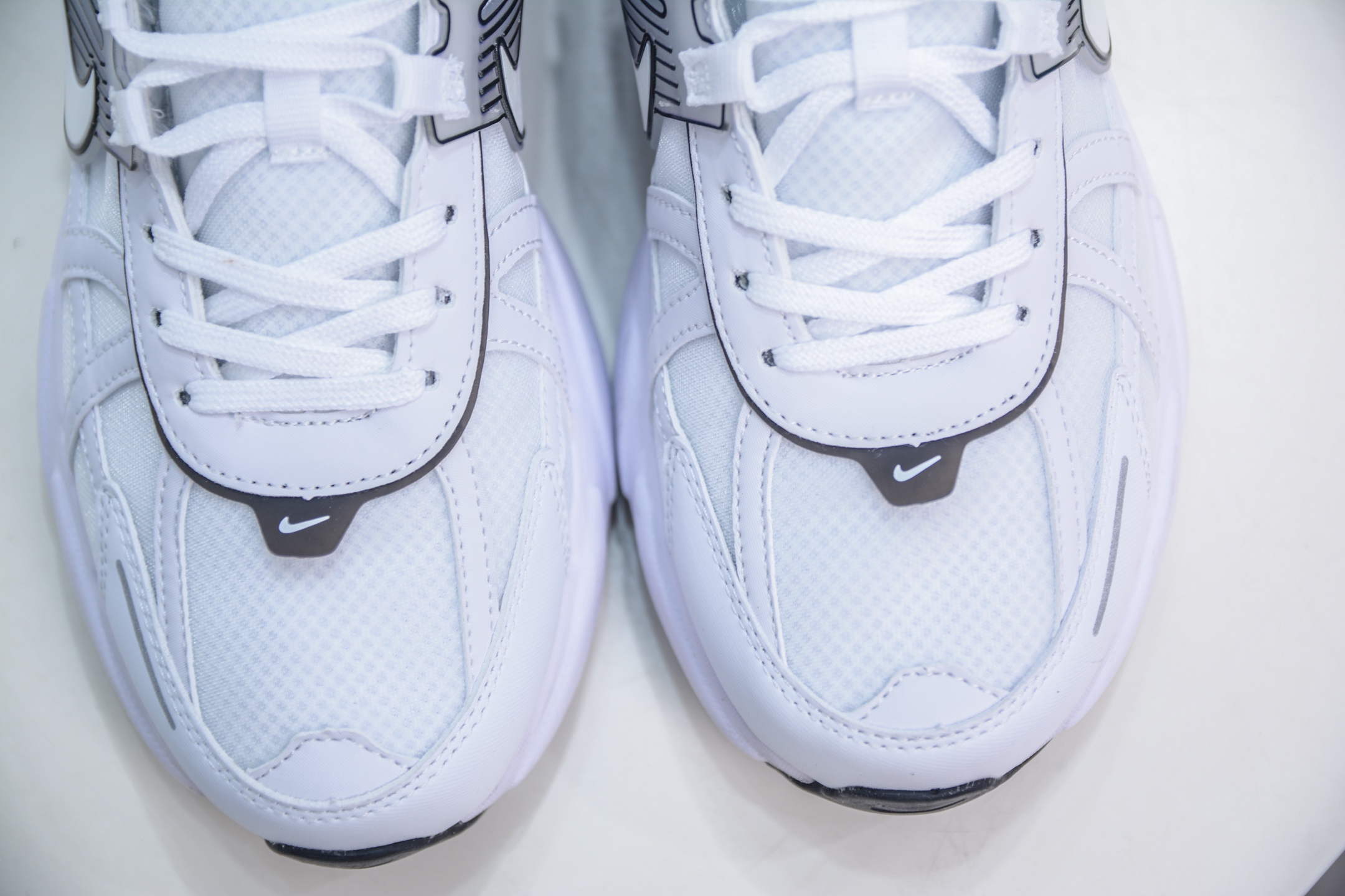 200  NIKE V2K Runtekk 充正版本减震防滑复古低帮跑步鞋 HF5342-100