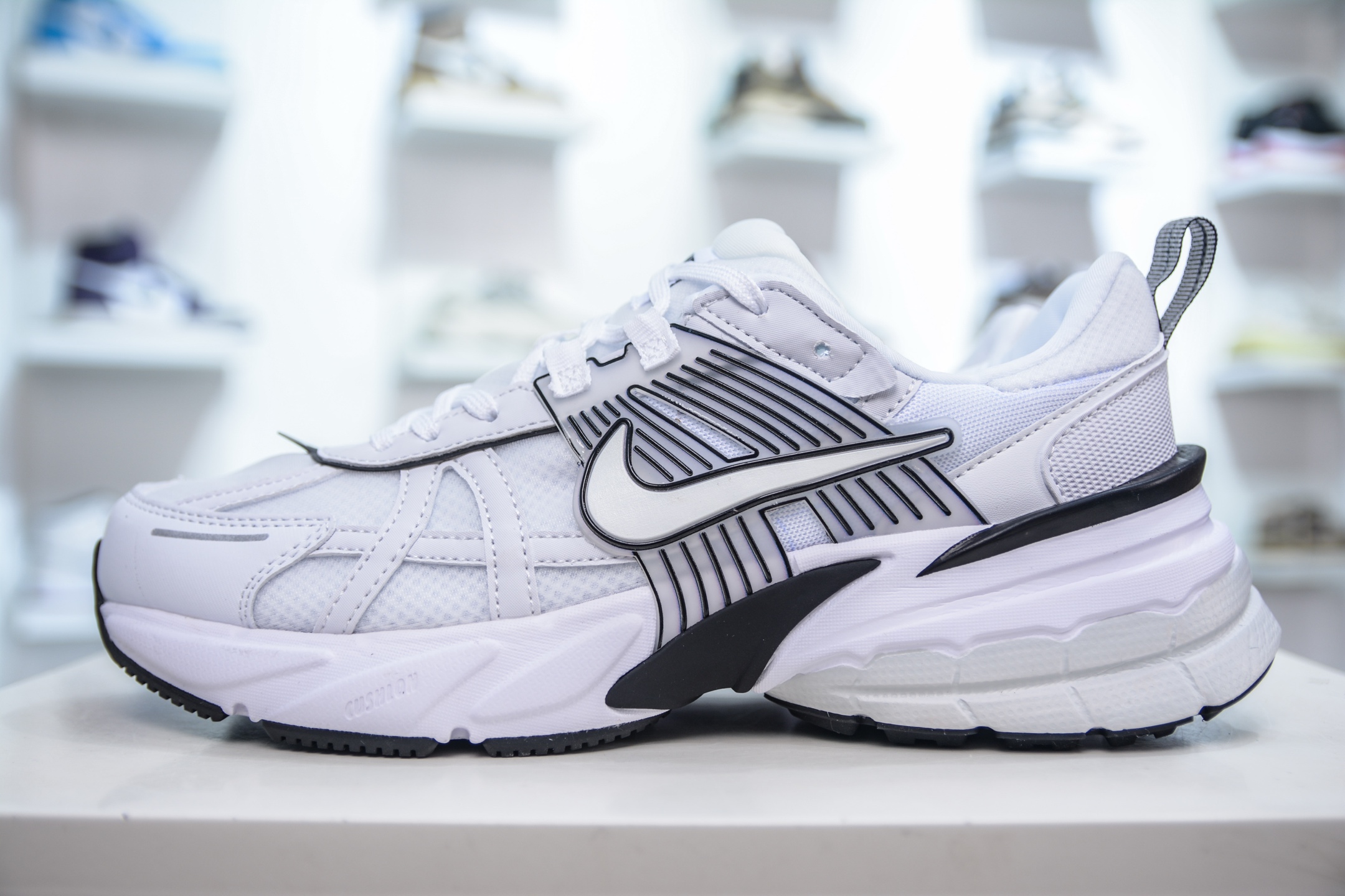 200  NIKE V2K Runtekk 充正版本减震防滑复古低帮跑步鞋 HF5342-100