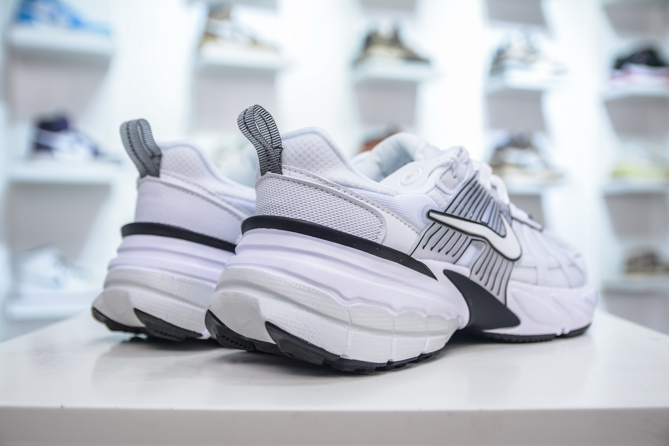200  NIKE V2K Runtekk 充正版本减震防滑复古低帮跑步鞋 HF5342-100