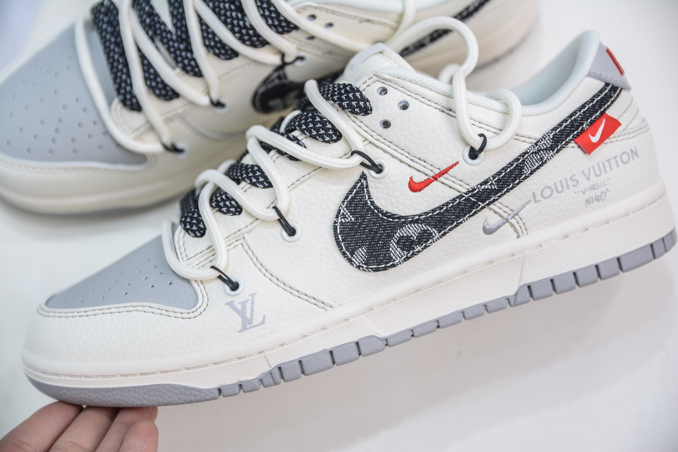 300  Nike SB Dunk Low x Louis Vuitton 白灰绑带牛仔黑勾  FC1688-218