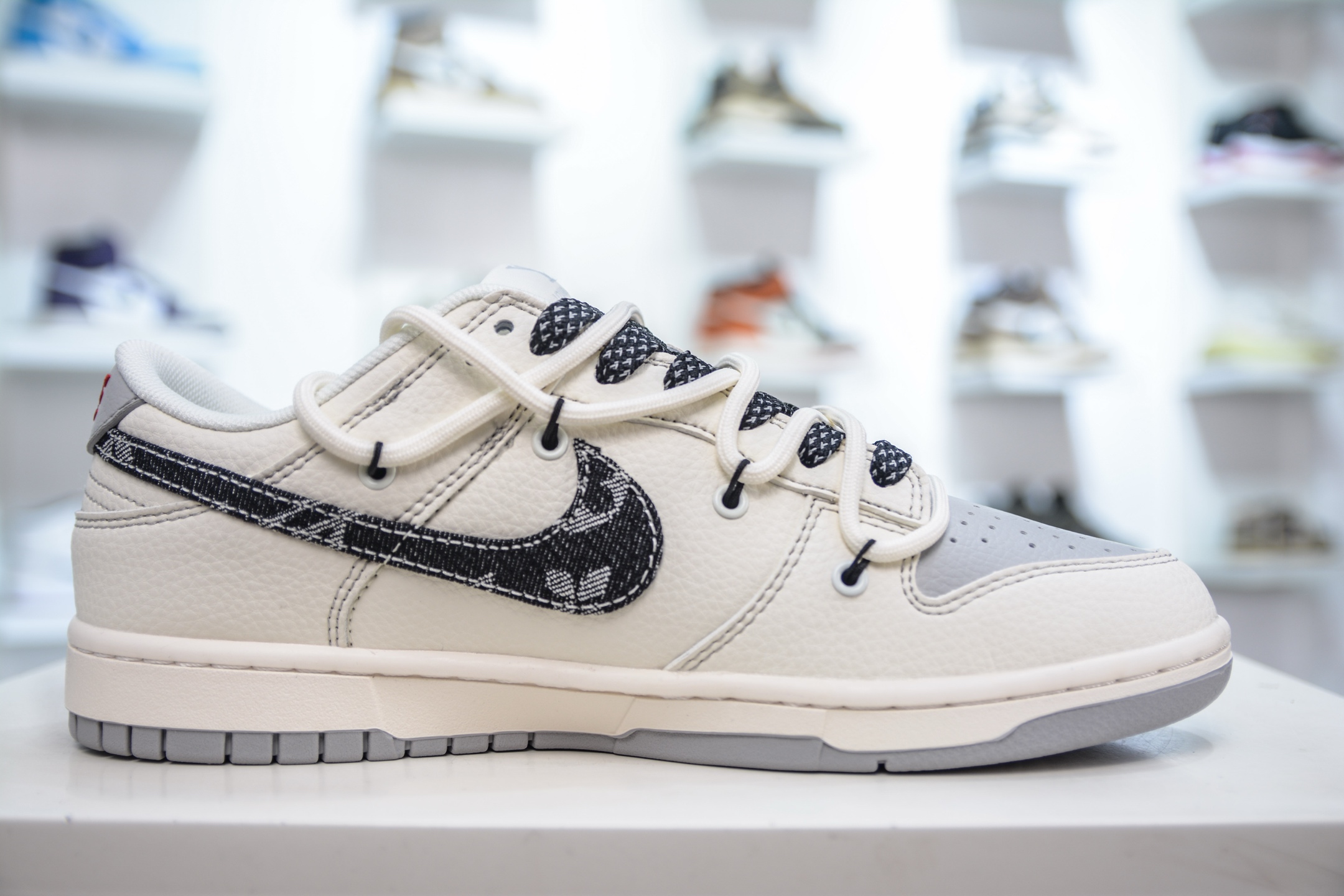 300  Nike SB Dunk Low x Louis Vuitton 白灰绑带牛仔黑勾  FC1688-218