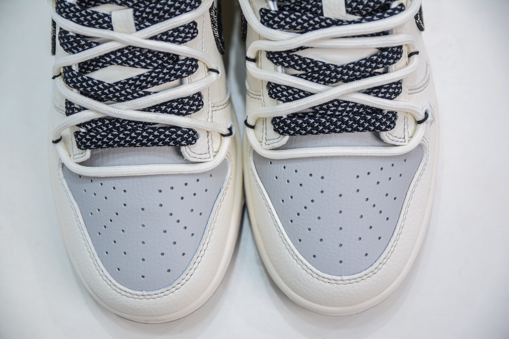300  Nike SB Dunk Low x Louis Vuitton 白灰绑带牛仔黑勾  FC1688-218