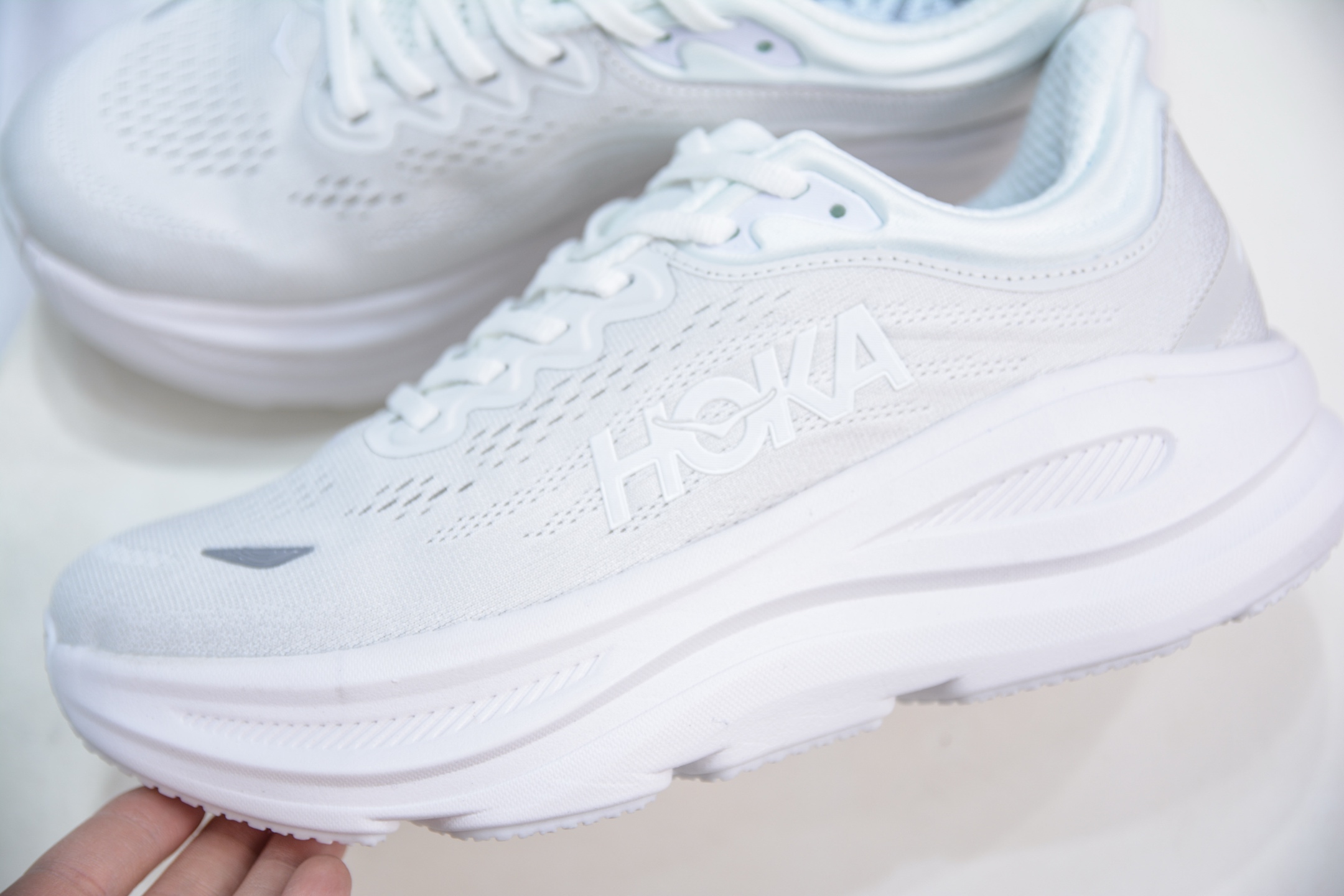 200  CS版 HOKA ONE ONE Bondi 9 WIDE 邦迪九代舒适防滑耐磨低帮休闲跑步鞋  1162011/WWH