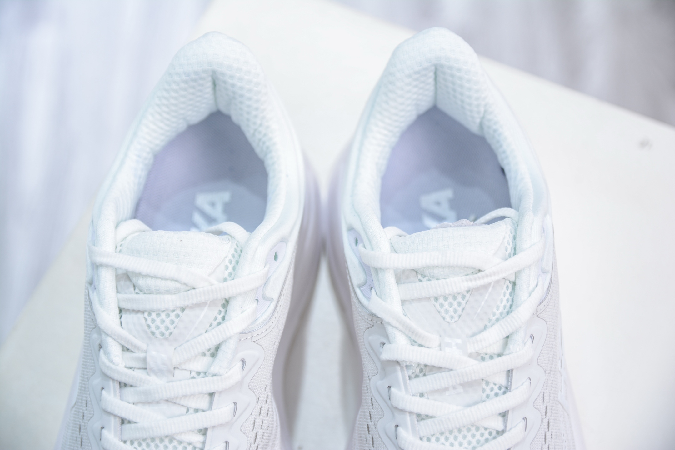200  CS版 HOKA ONE ONE Bondi 9 WIDE 邦迪九代舒适防滑耐磨低帮休闲跑步鞋  1162011/WWH