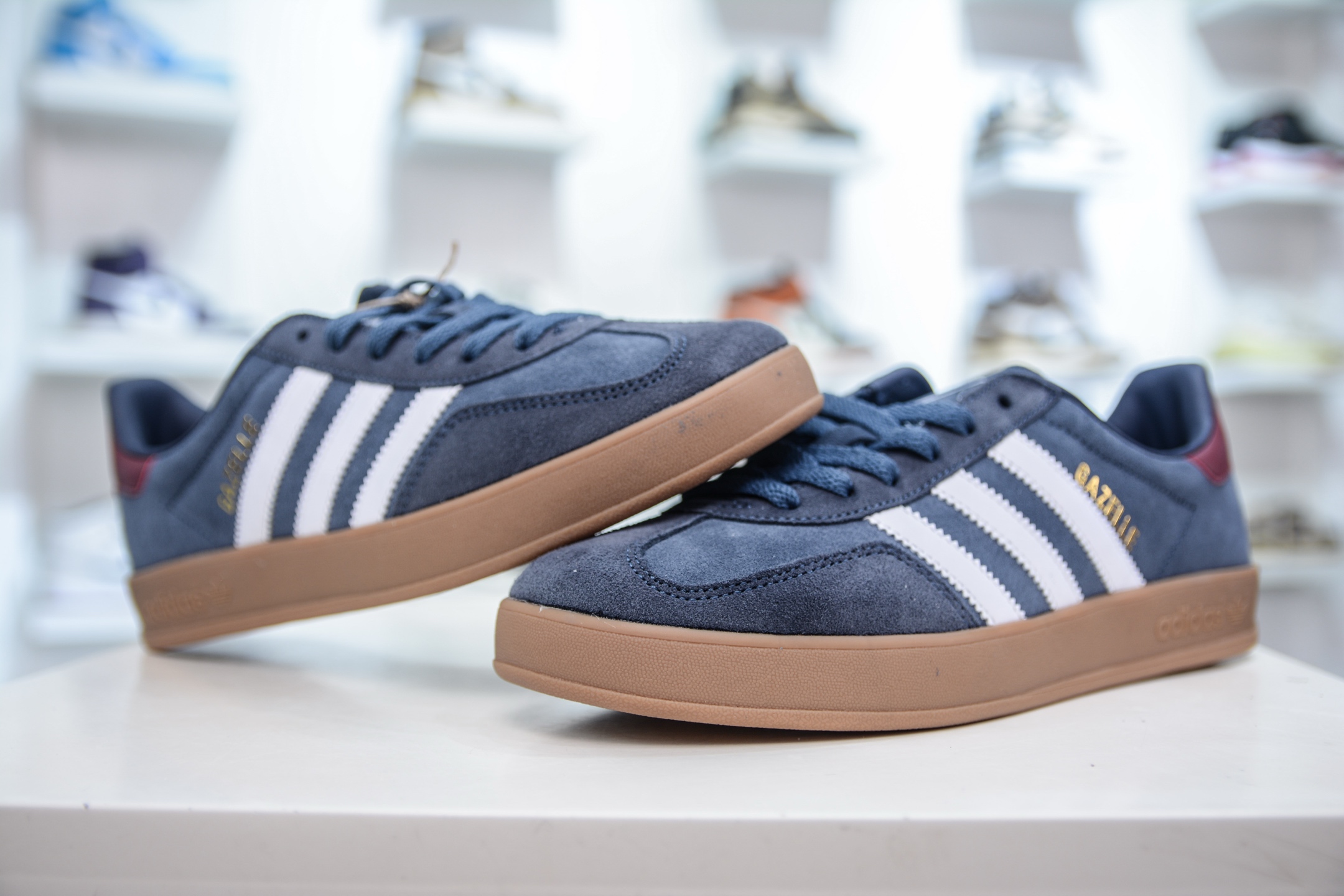 160 AD Gazelle Indoor Trainers 羚羊内训系列低帮复古百搭休闲运动德训风板鞋 JI3522