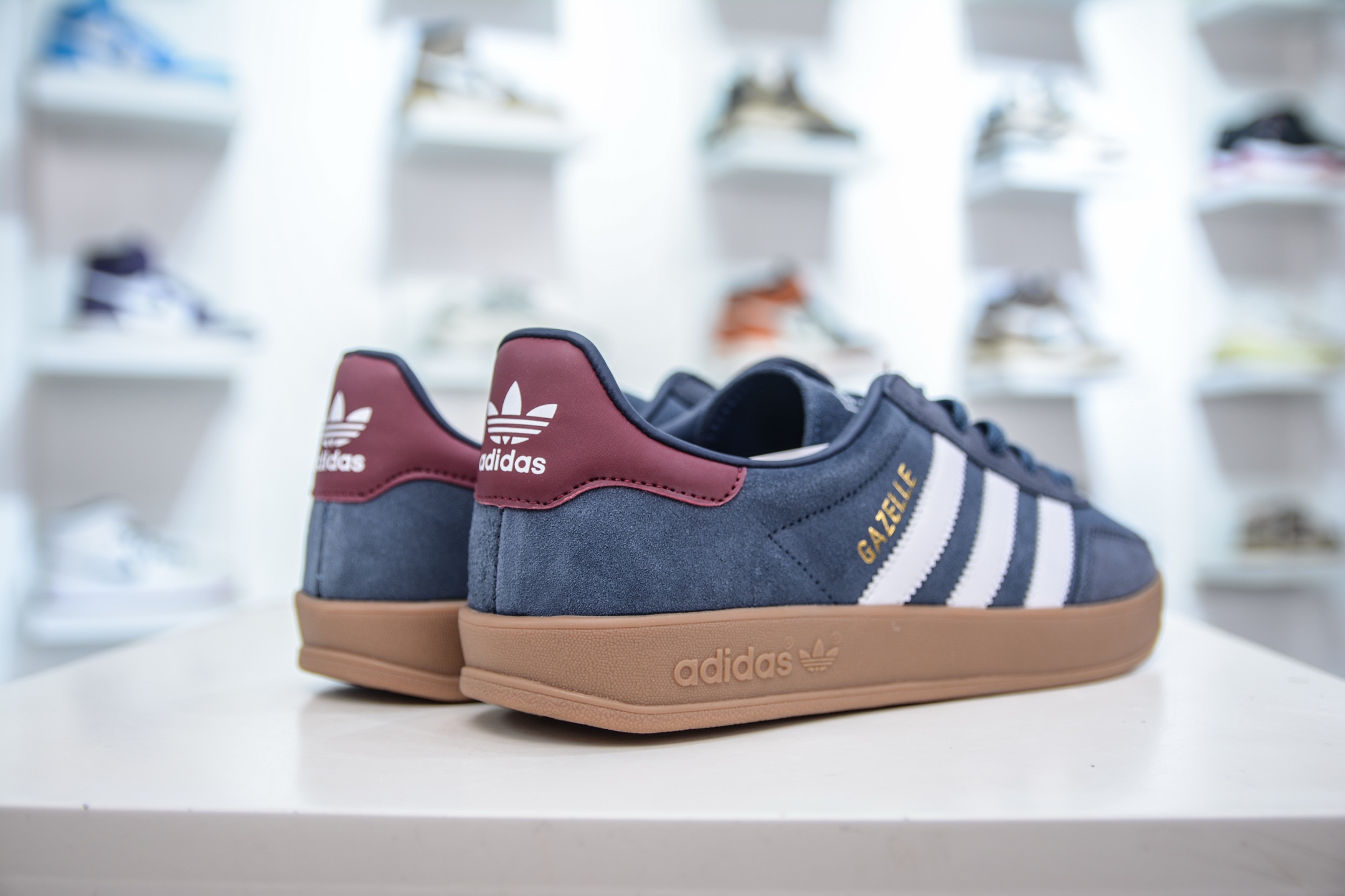 160 AD Gazelle Indoor Trainers 羚羊内训系列低帮复古百搭休闲运动德训风板鞋 JI3522