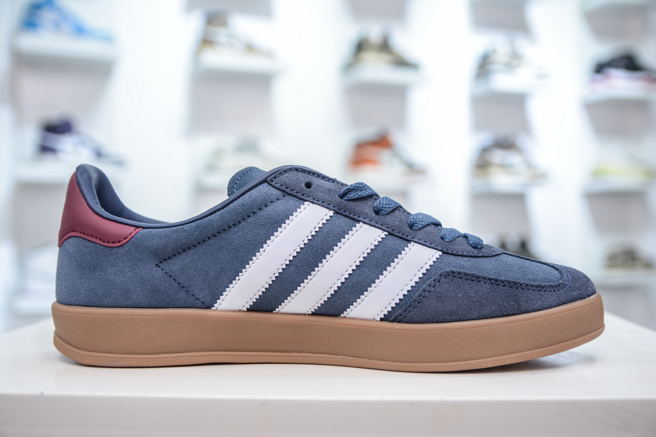 160 AD Gazelle Indoor Trainers 羚羊内训系列低帮复古百搭休闲运动德训风板鞋 JI3522