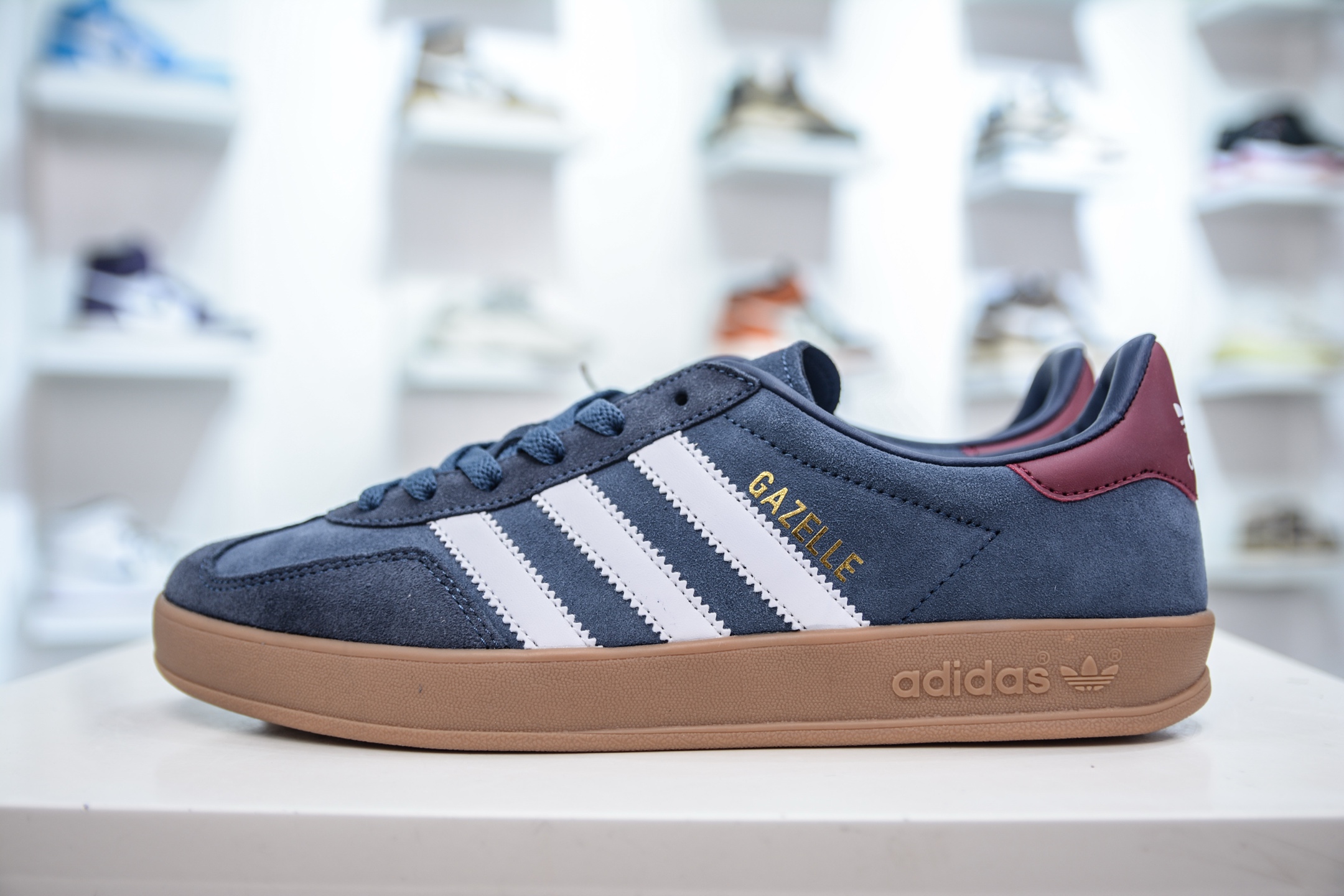 160 AD Gazelle Indoor Trainers 羚羊内训系列低帮复古百搭休闲运动德训风板鞋 JI3522