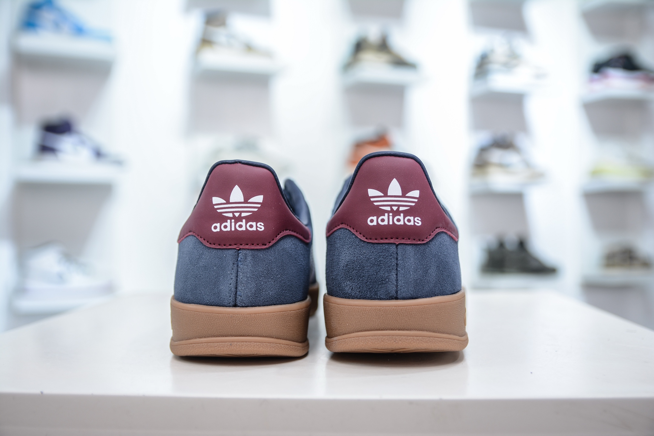 160 AD Gazelle Indoor Trainers 羚羊内训系列低帮复古百搭休闲运动德训风板鞋 JI3522