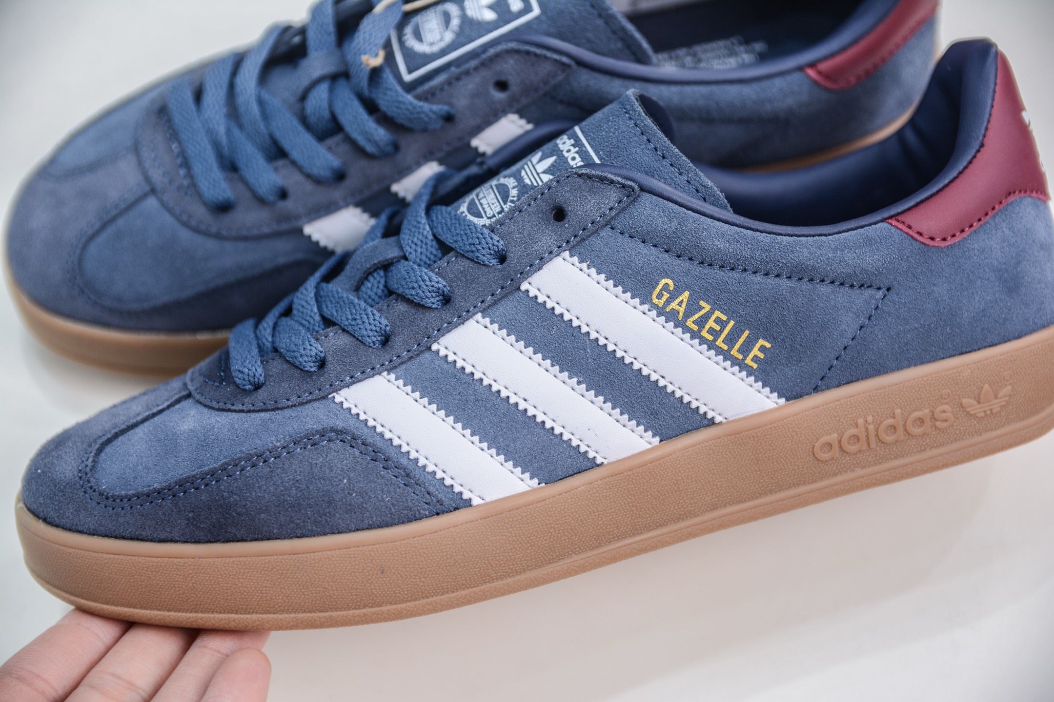 160 AD Gazelle Indoor Trainers 羚羊内训系列低帮复古百搭休闲运动德训风板鞋 JI3522