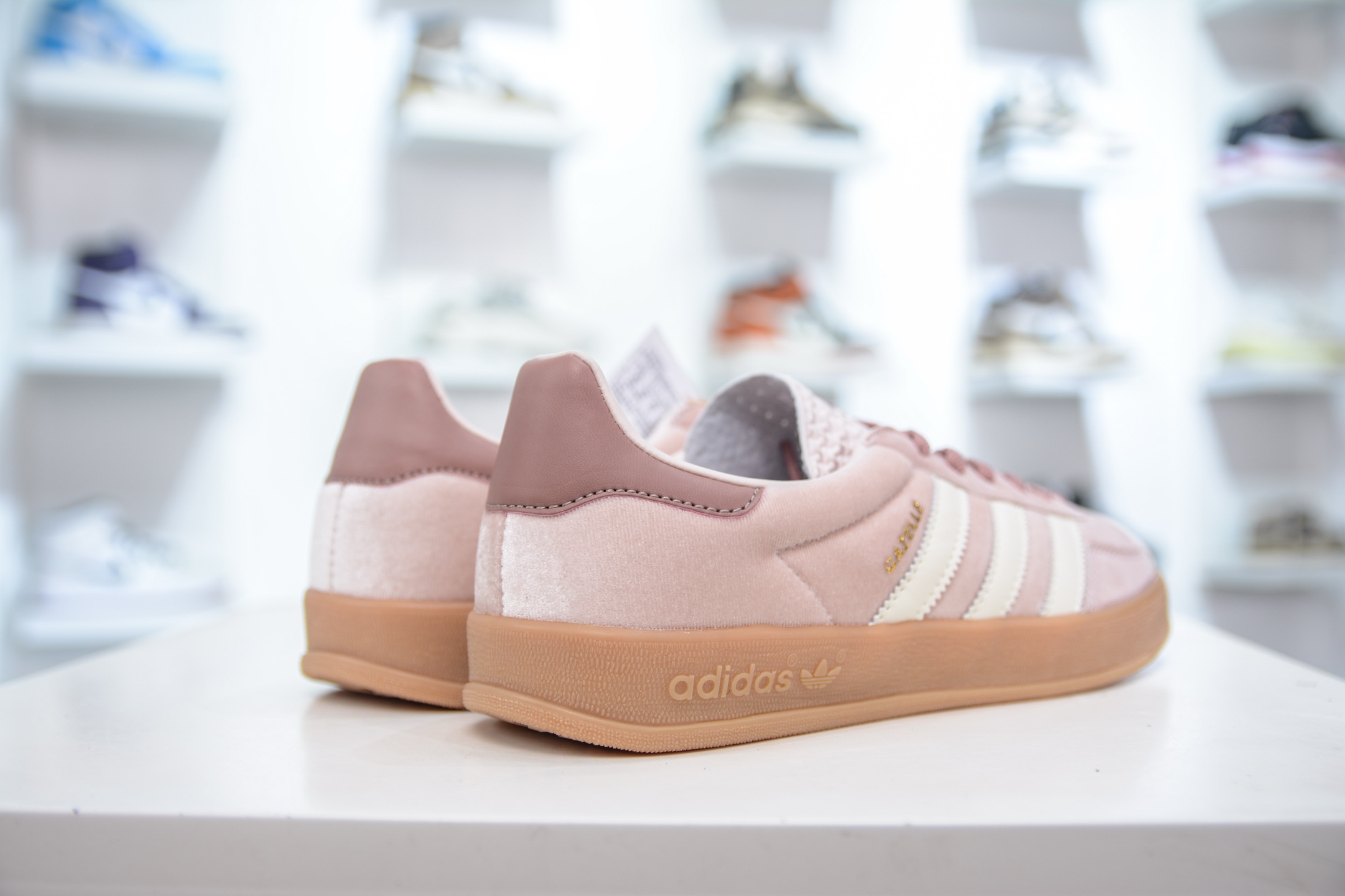 160 AD Gazelle Indoor Trainers 羚羊内训系列低帮复古百搭休闲运动德训风板鞋 JR0232