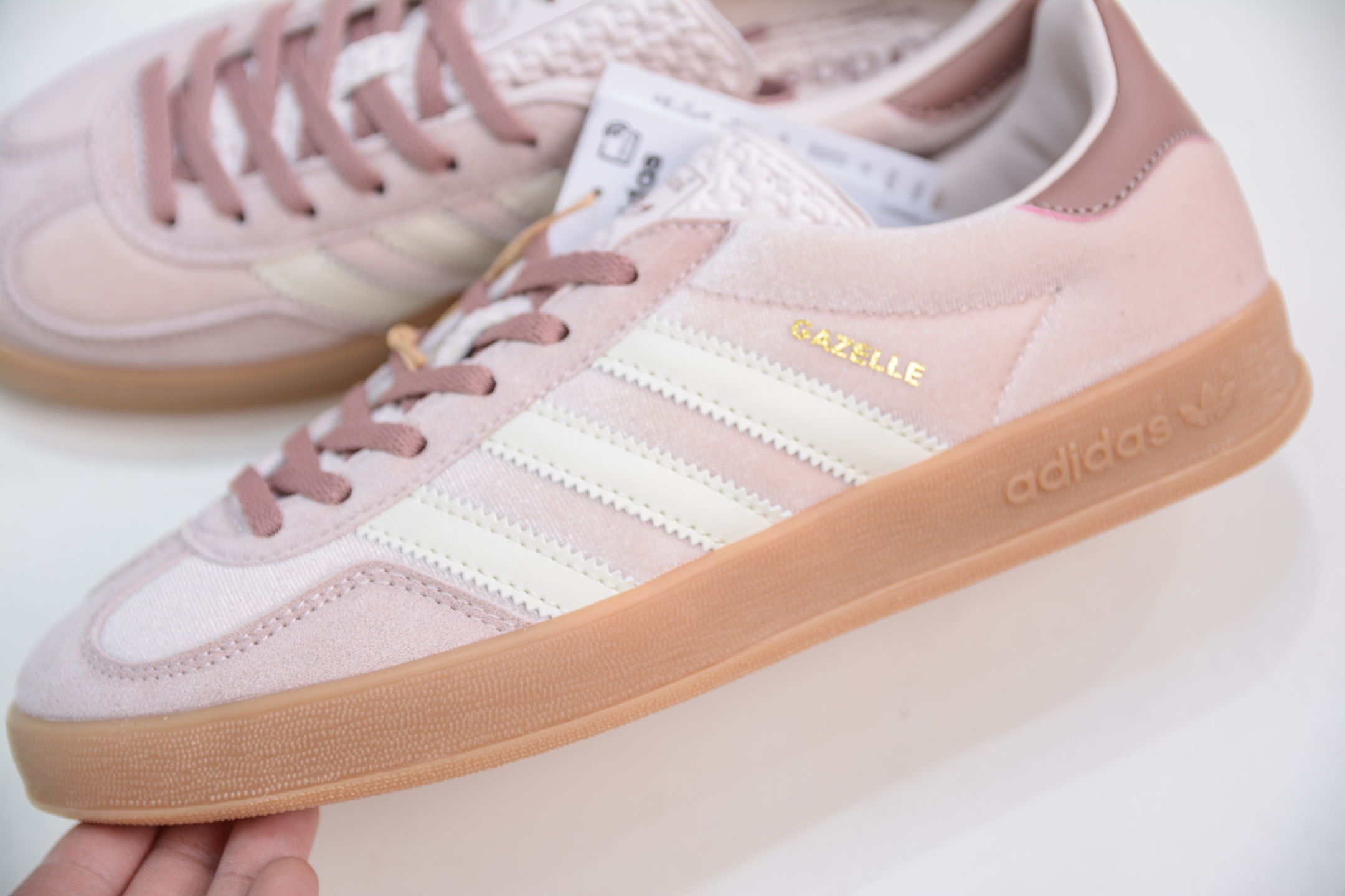 160 AD Gazelle Indoor Trainers 羚羊内训系列低帮复古百搭休闲运动德训风板鞋 JR0232