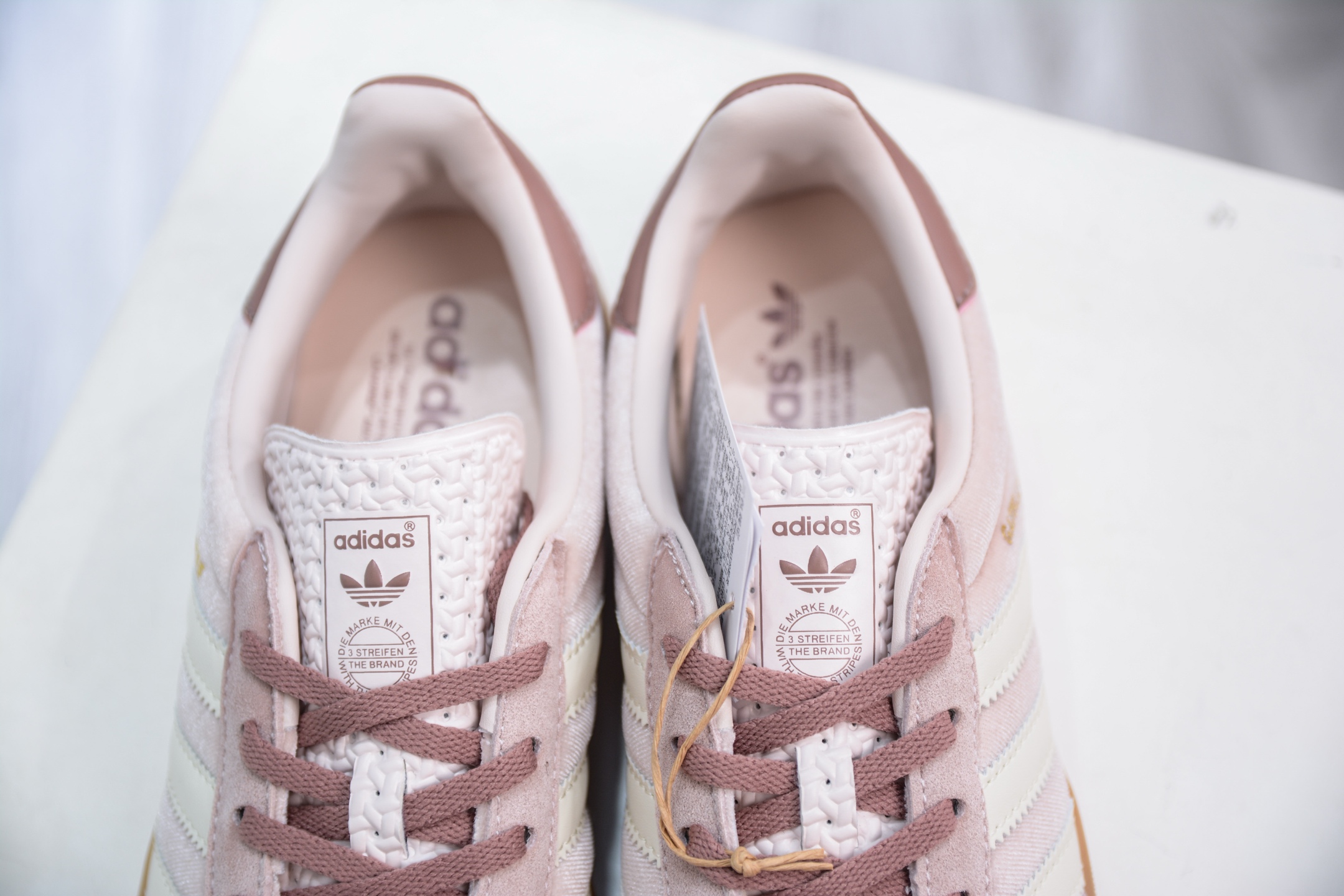 160 AD Gazelle Indoor Trainers 羚羊内训系列低帮复古百搭休闲运动德训风板鞋 JR0232