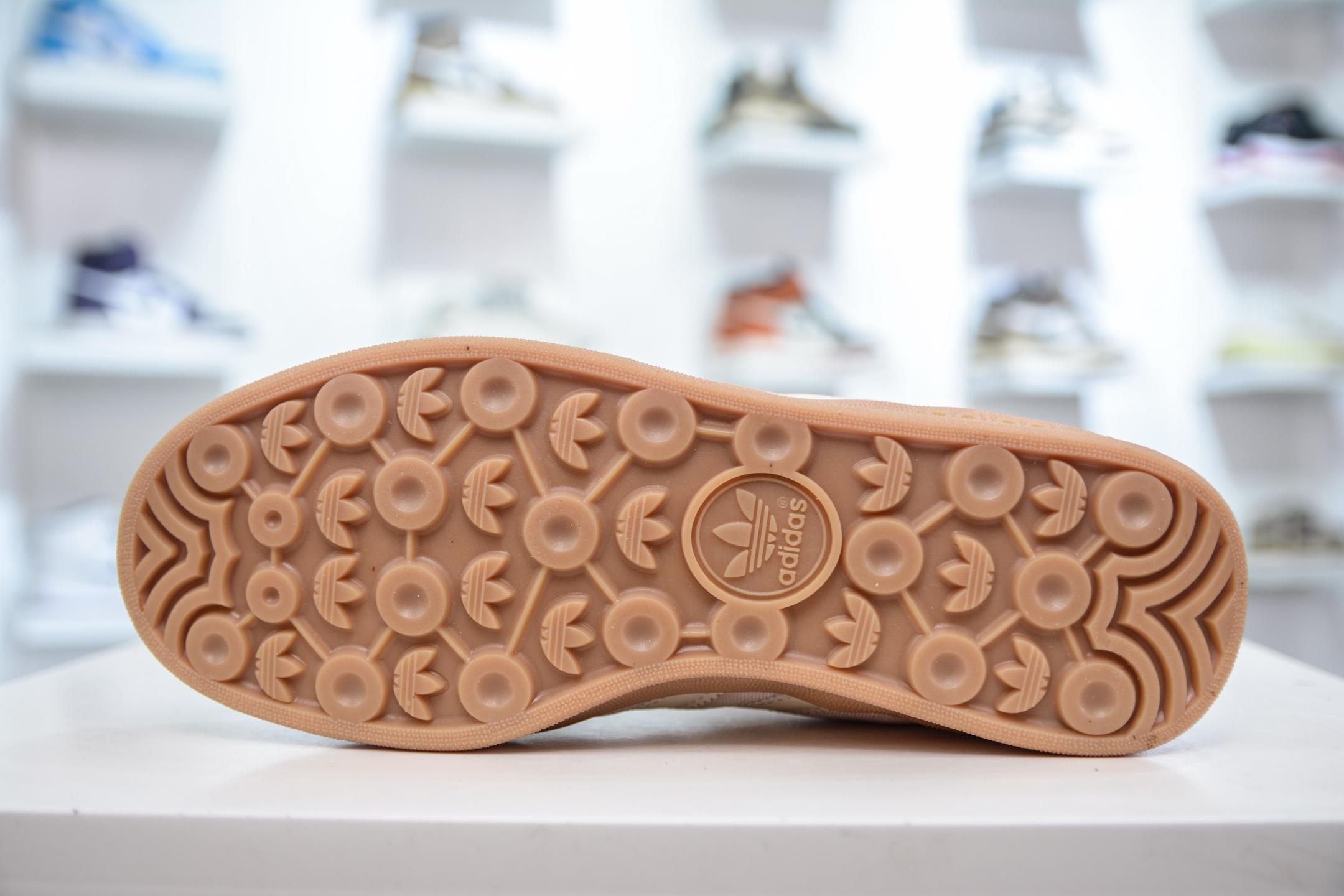 160 AD Gazelle Indoor Trainers 羚羊内训系列低帮复古百搭休闲运动德训风板鞋 JR0232