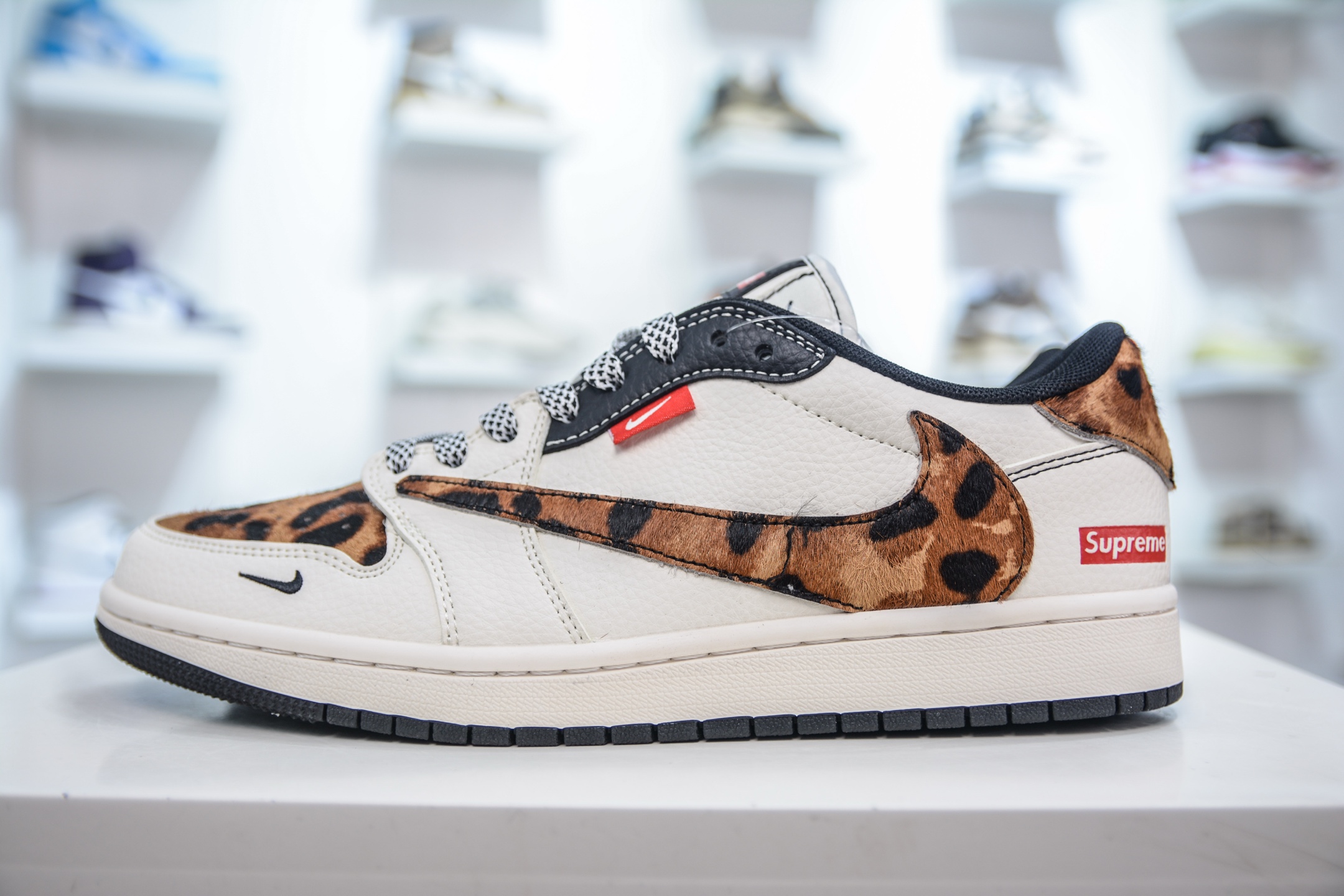 270 TS x Air Jordan x Supreme AJ1 Low 倒钩低帮联名SUP-米白棕豹纹 JJ2508-555