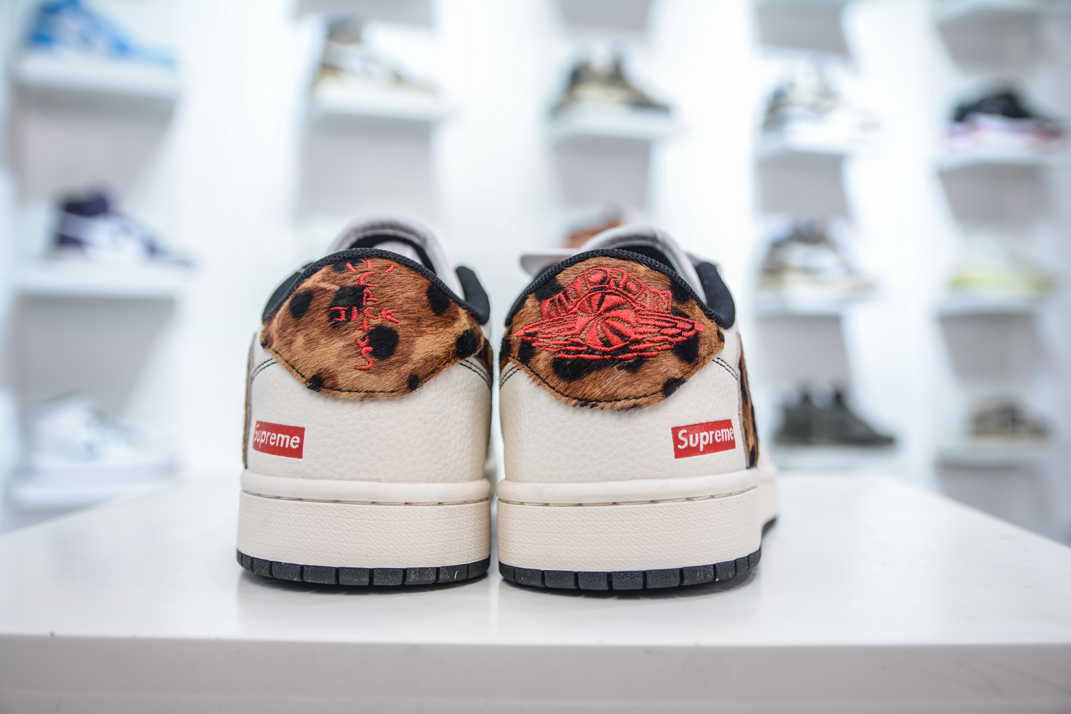 270 TS x Air Jordan x Supreme AJ1 Low 倒钩低帮联名SUP-米白棕豹纹 JJ2508-555