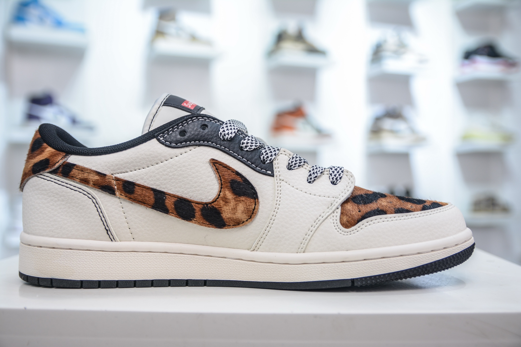 270 TS x Air Jordan x Supreme AJ1 Low 倒钩低帮联名SUP-米白棕豹纹 JJ2508-555