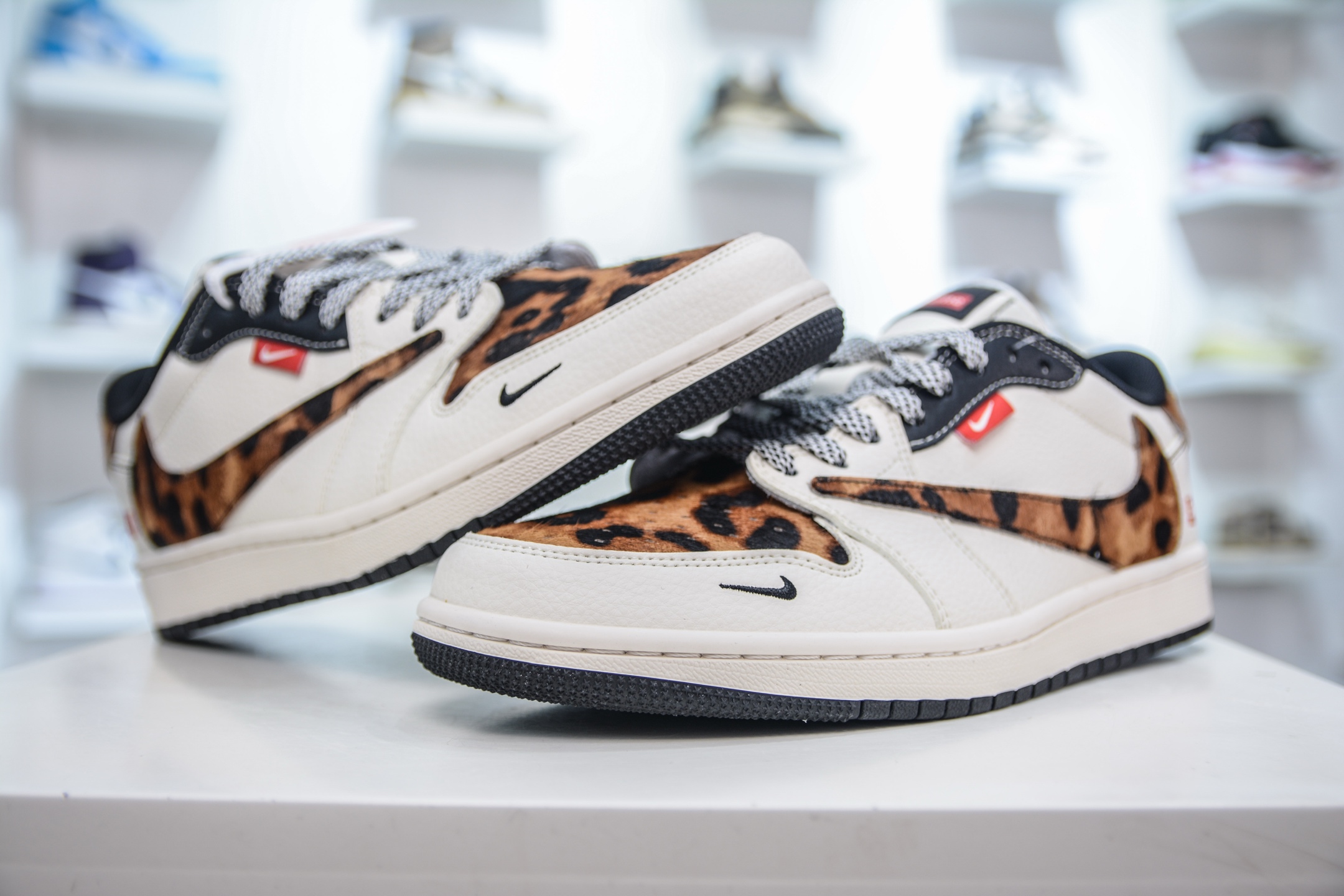 270 TS x Air Jordan x Supreme AJ1 Low 倒钩低帮联名SUP-米白棕豹纹 JJ2508-555