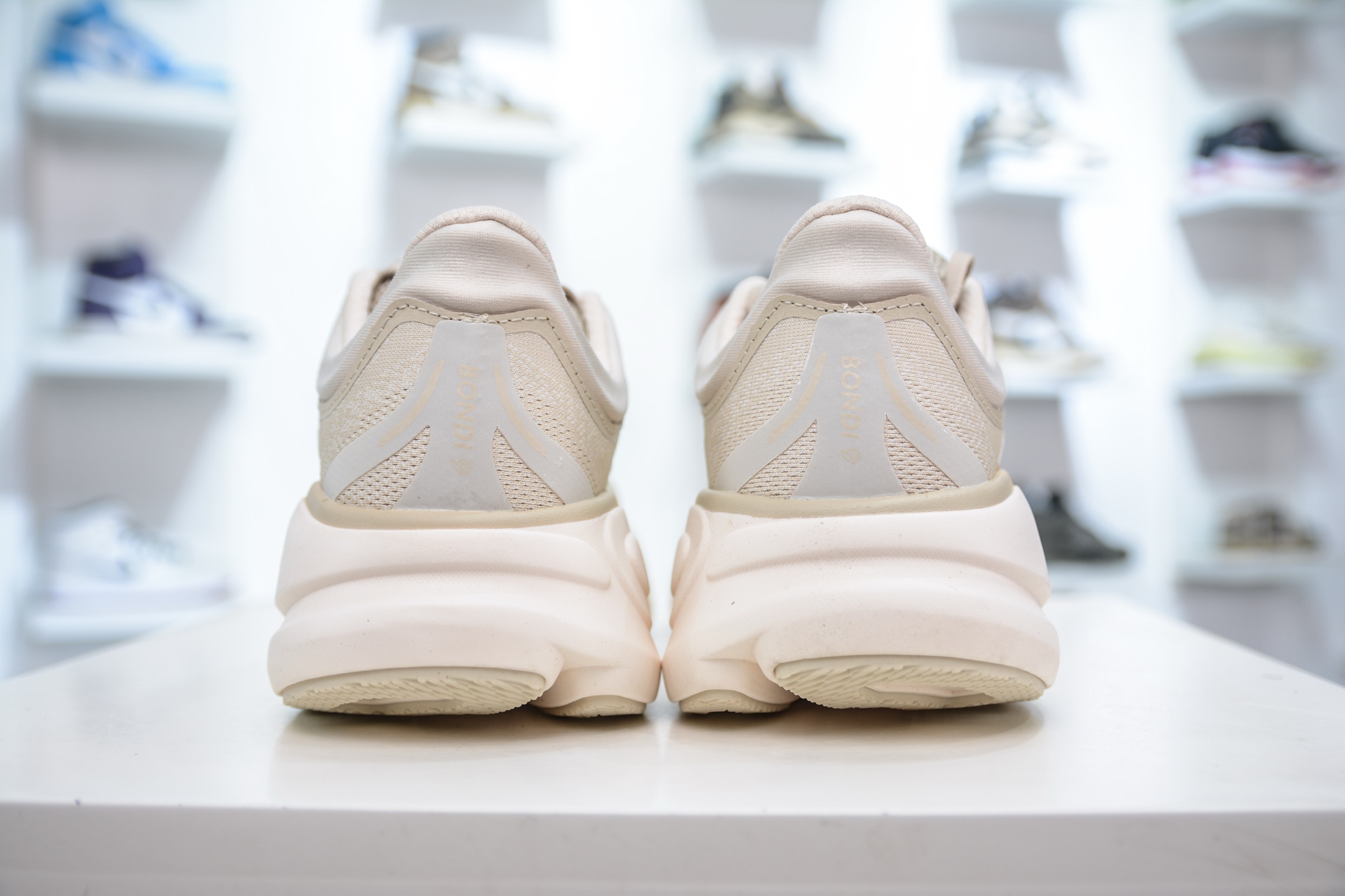200 CS版 HOKA ONE ONE Bondi 9 WIDE 邦迪九代舒适防滑耐磨低帮休闲跑步鞋 1162011/OLTM