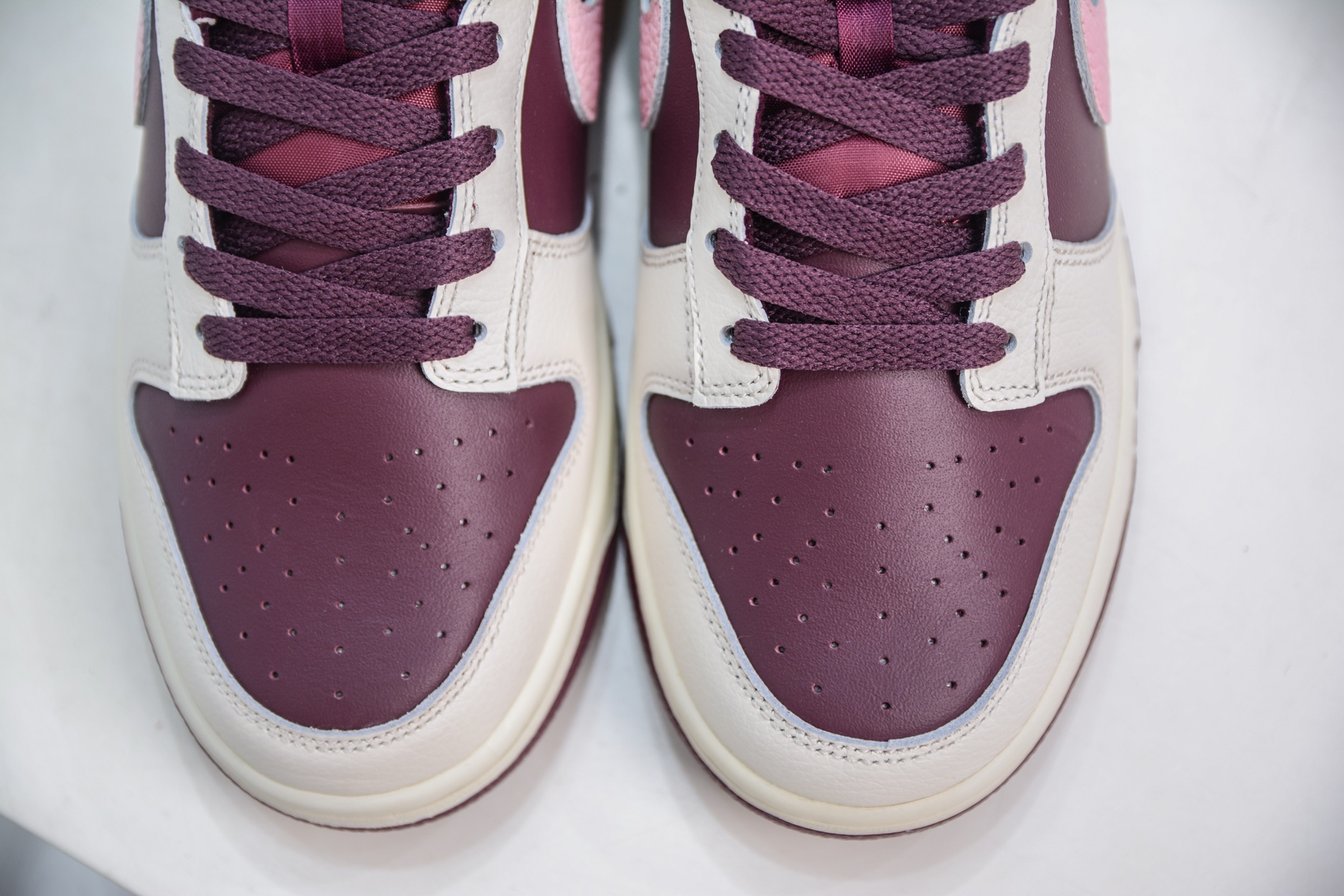 260 AY版纯原 Nike SB Dunk Low Dunk “粉勾”白酒红 DR9705-100