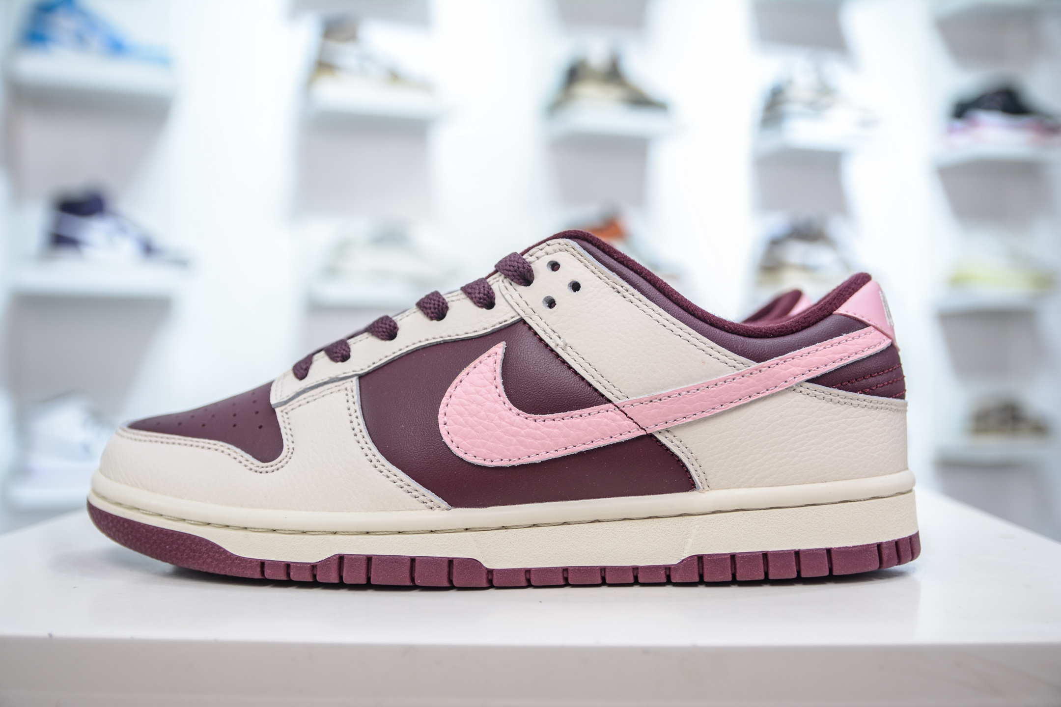 260 AY版纯原 Nike SB Dunk Low Dunk “粉勾”白酒红 DR9705-100