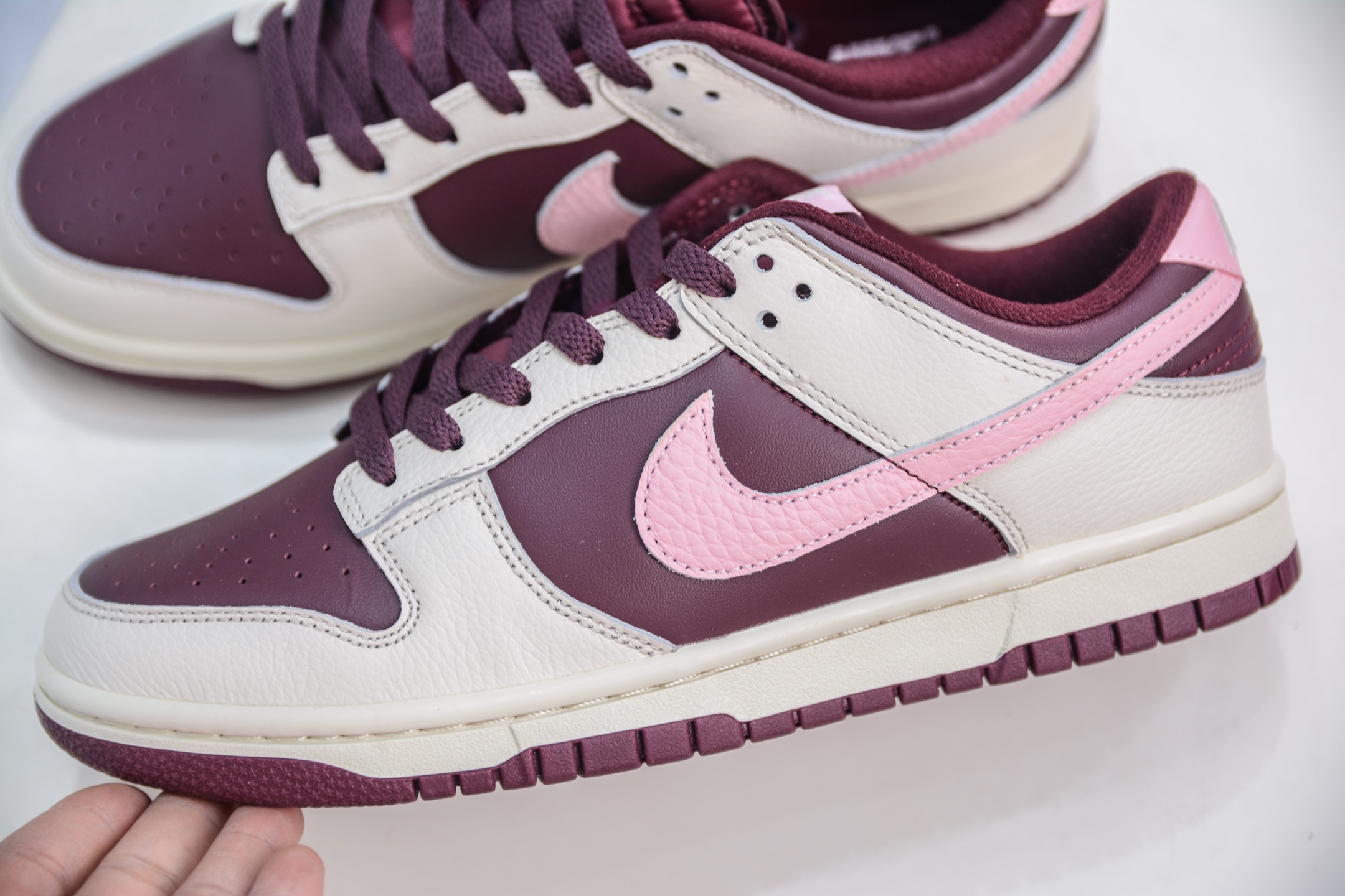 260 AY版纯原 Nike SB Dunk Low Dunk “粉勾”白酒红 DR9705-100
