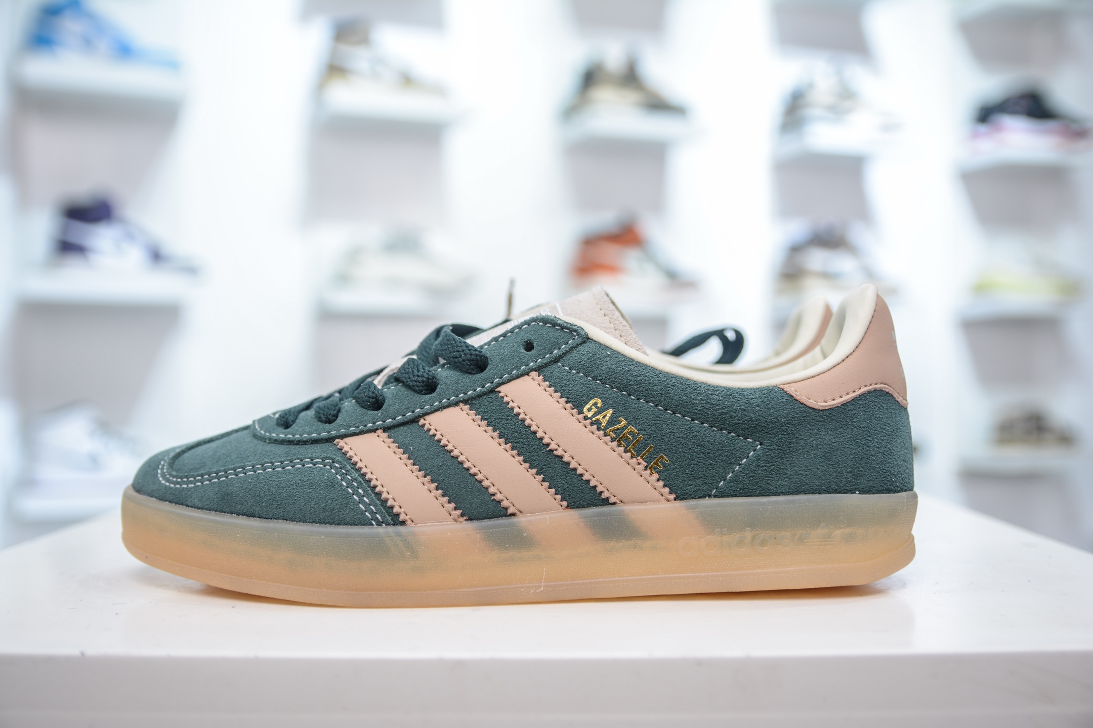 160 AD Gazelle Indoor Trainers 羚羊内训系列低帮复古百搭休闲运动德训风板鞋 JH5402