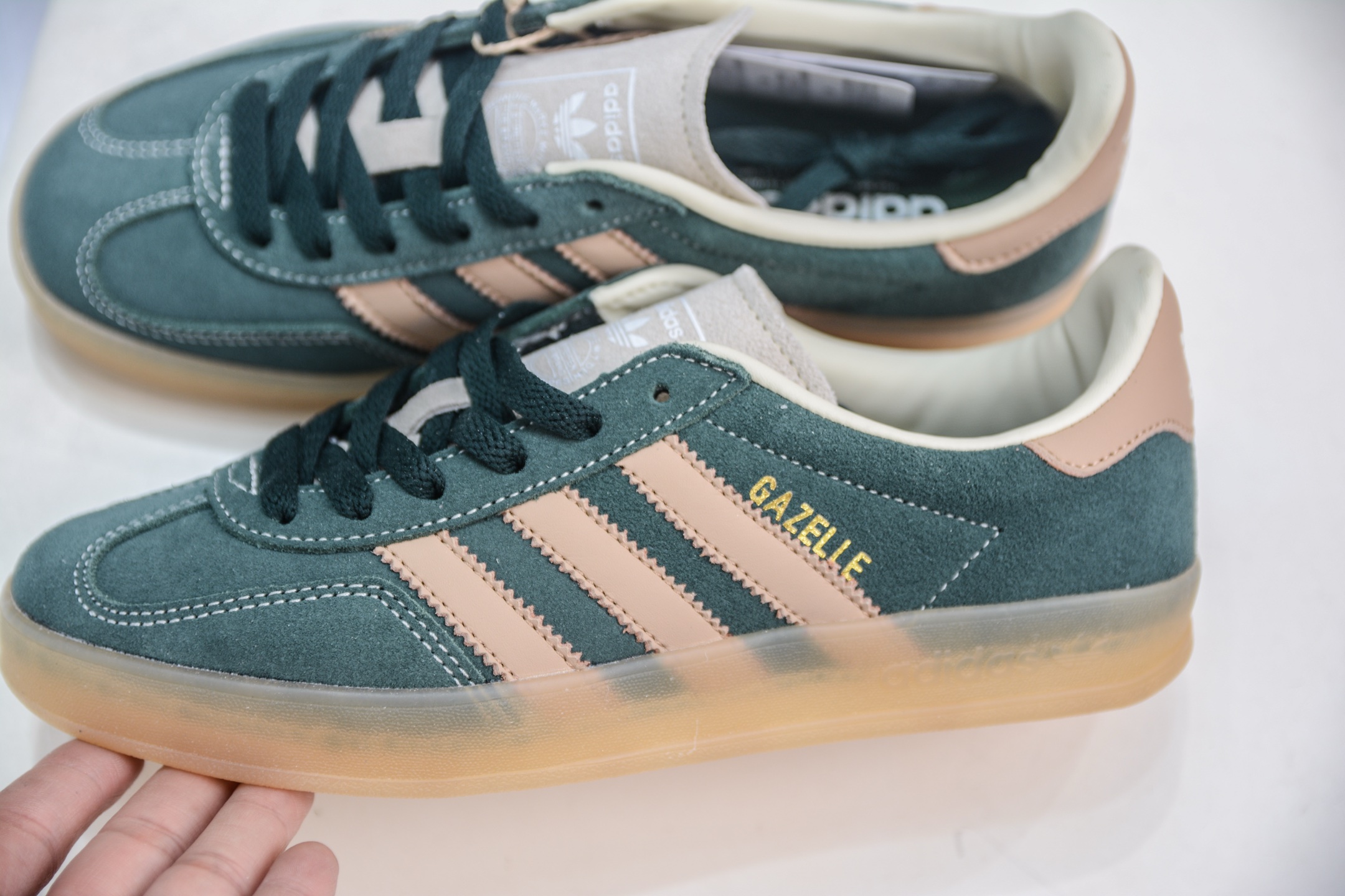 160 AD Gazelle Indoor Trainers 羚羊内训系列低帮复古百搭休闲运动德训风板鞋 JH5402