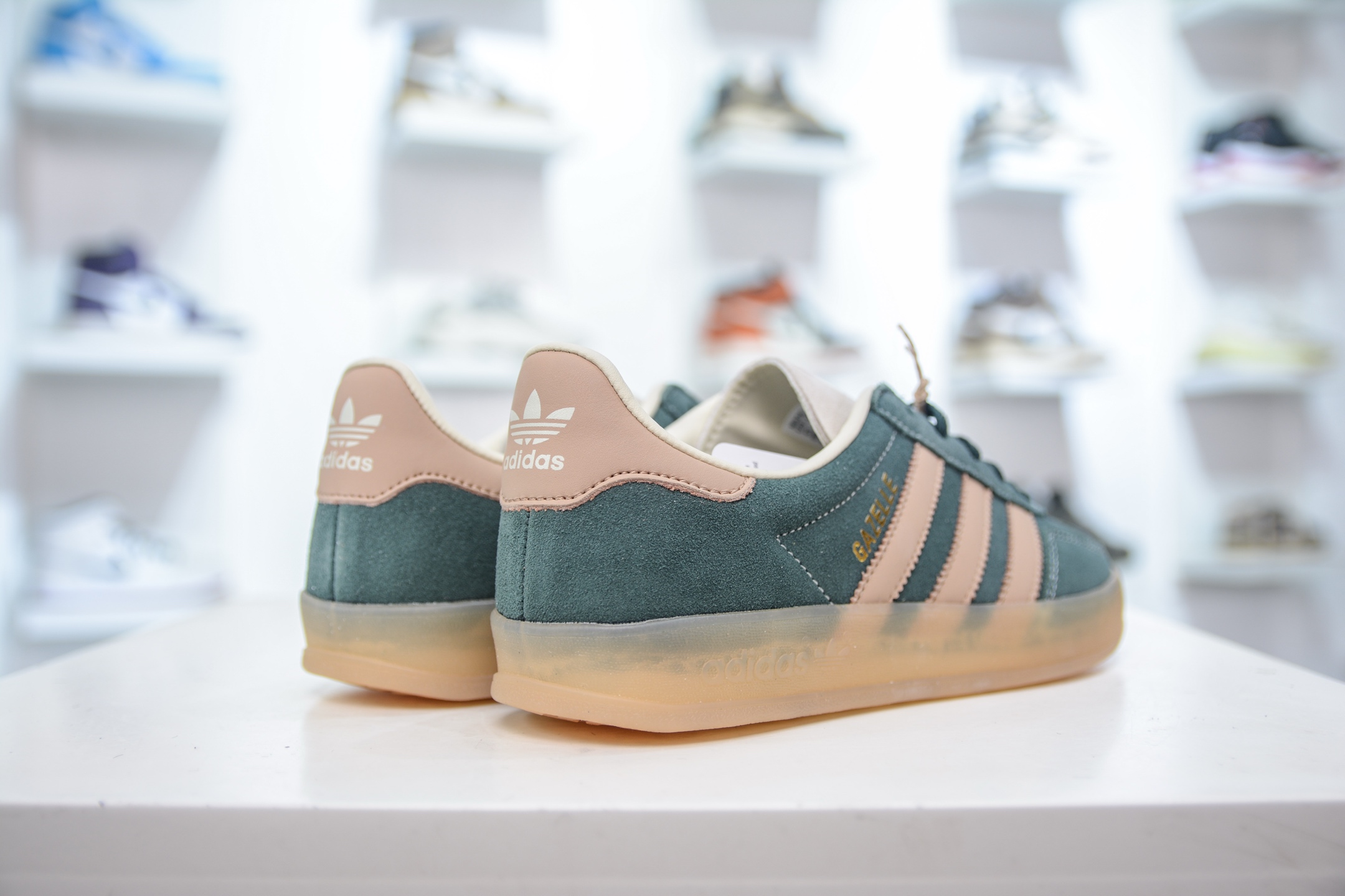 160 AD Gazelle Indoor Trainers 羚羊内训系列低帮复古百搭休闲运动德训风板鞋 JH5402