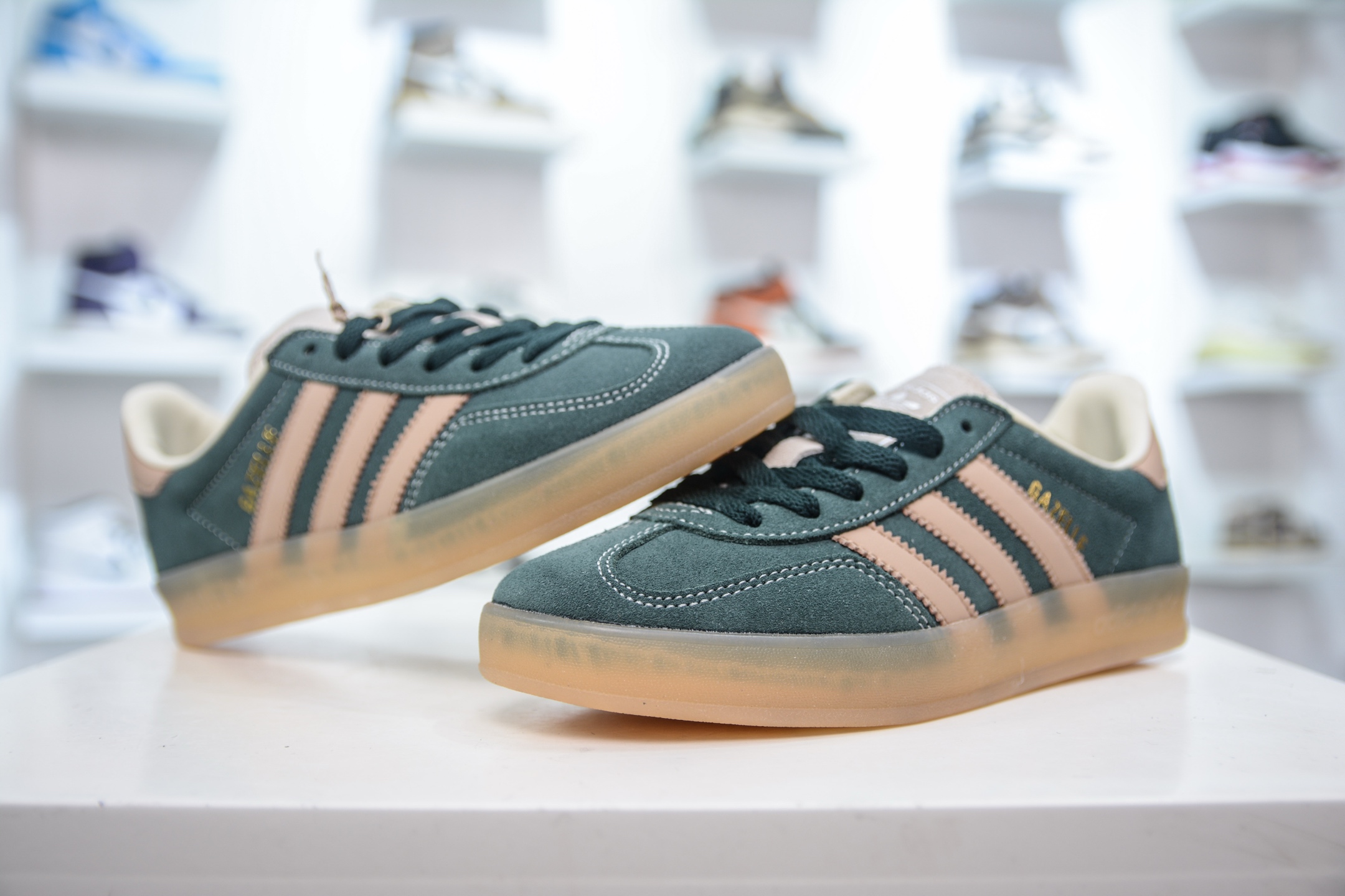 160 AD Gazelle Indoor Trainers 羚羊内训系列低帮复古百搭休闲运动德训风板鞋 JH5402