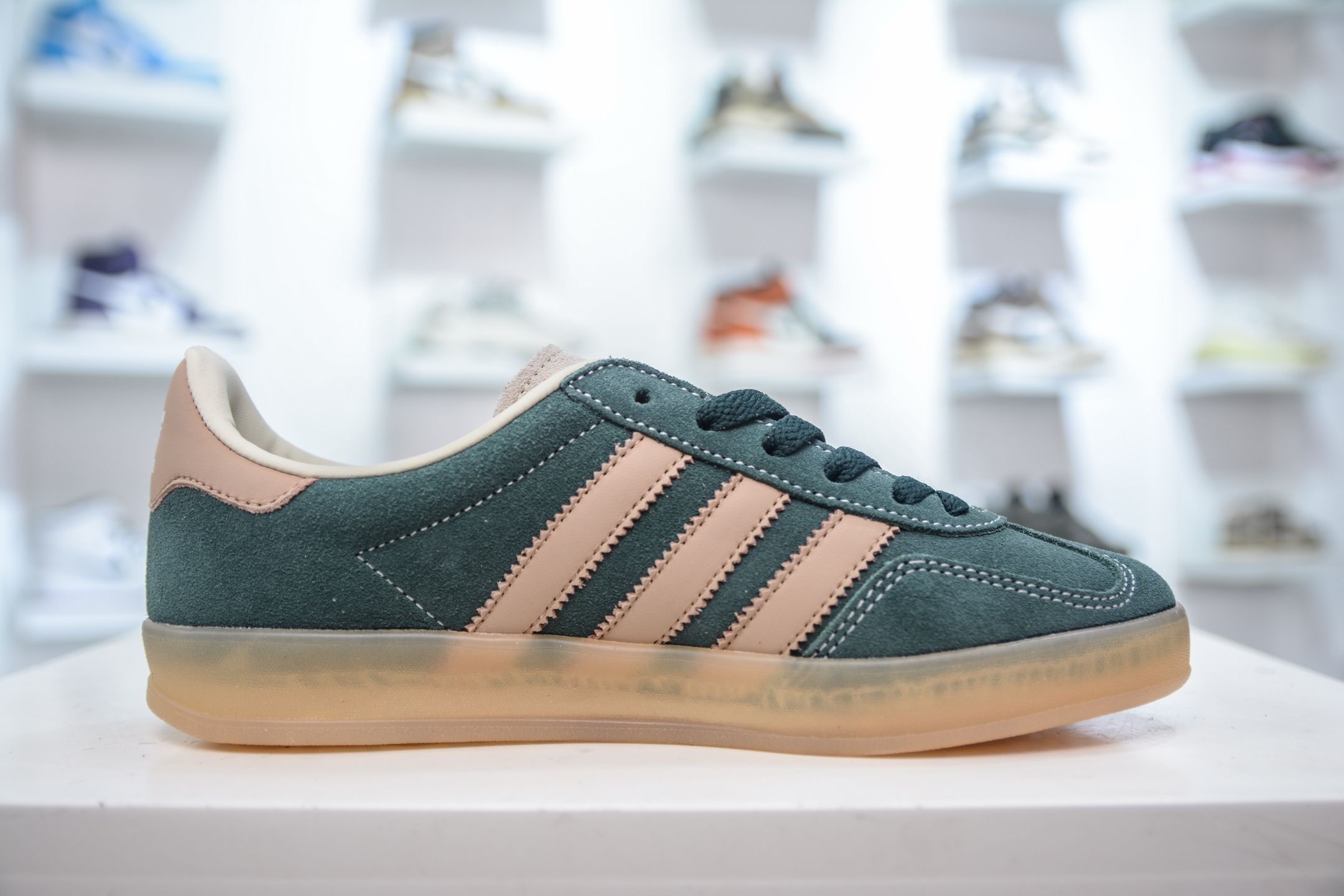 160 AD Gazelle Indoor Trainers 羚羊内训系列低帮复古百搭休闲运动德训风板鞋 JH5402
