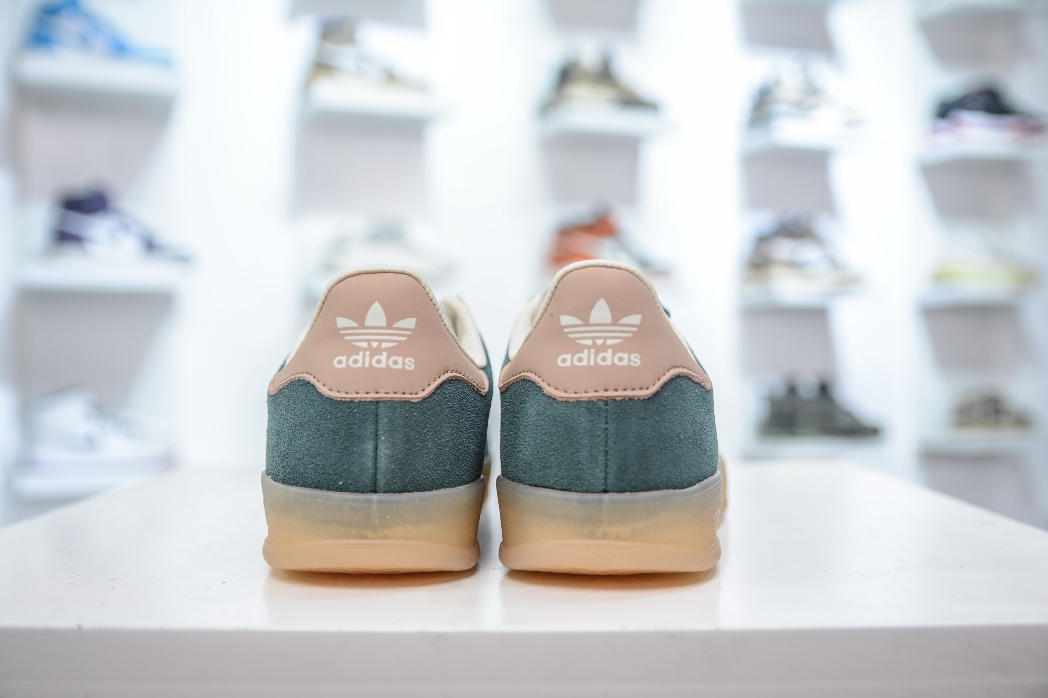 160 AD Gazelle Indoor Trainers 羚羊内训系列低帮复古百搭休闲运动德训风板鞋 JH5402