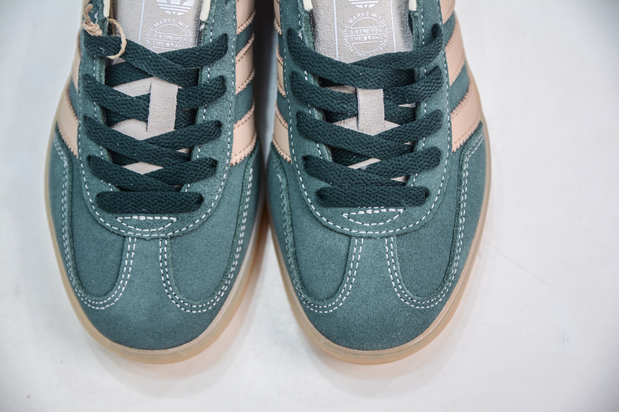 160 AD Gazelle Indoor Trainers 羚羊内训系列低帮复古百搭休闲运动德训风板鞋 JH5402