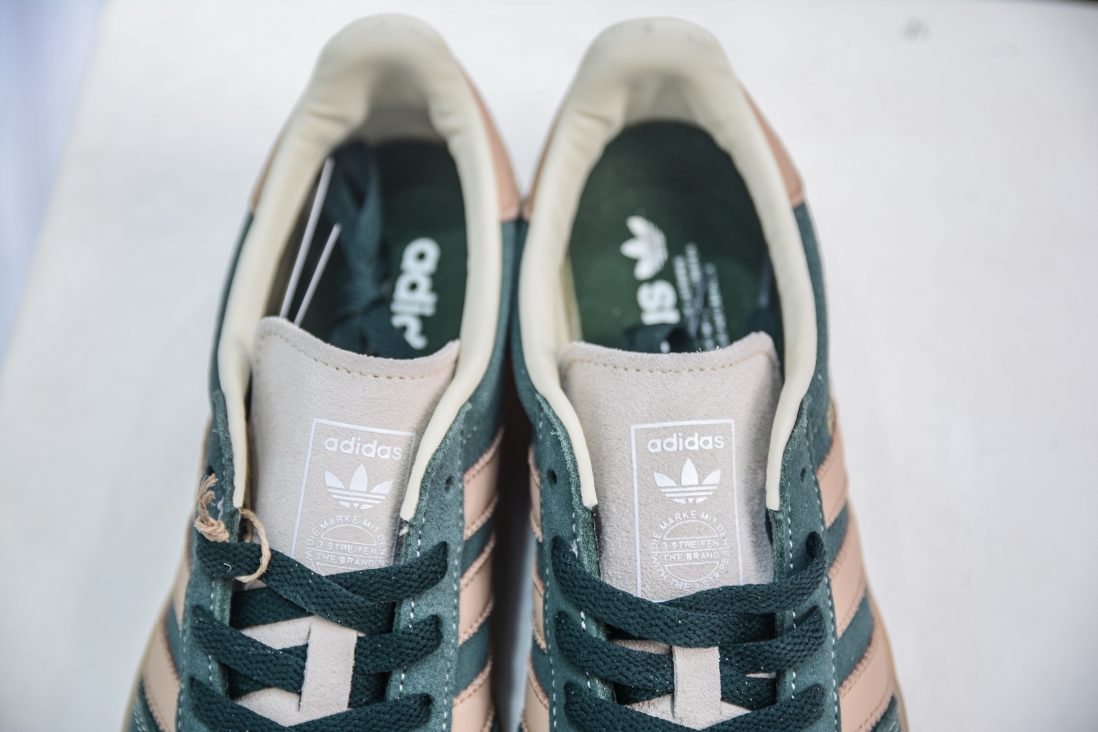 160 AD Gazelle Indoor Trainers 羚羊内训系列低帮复古百搭休闲运动德训风板鞋 JH5402