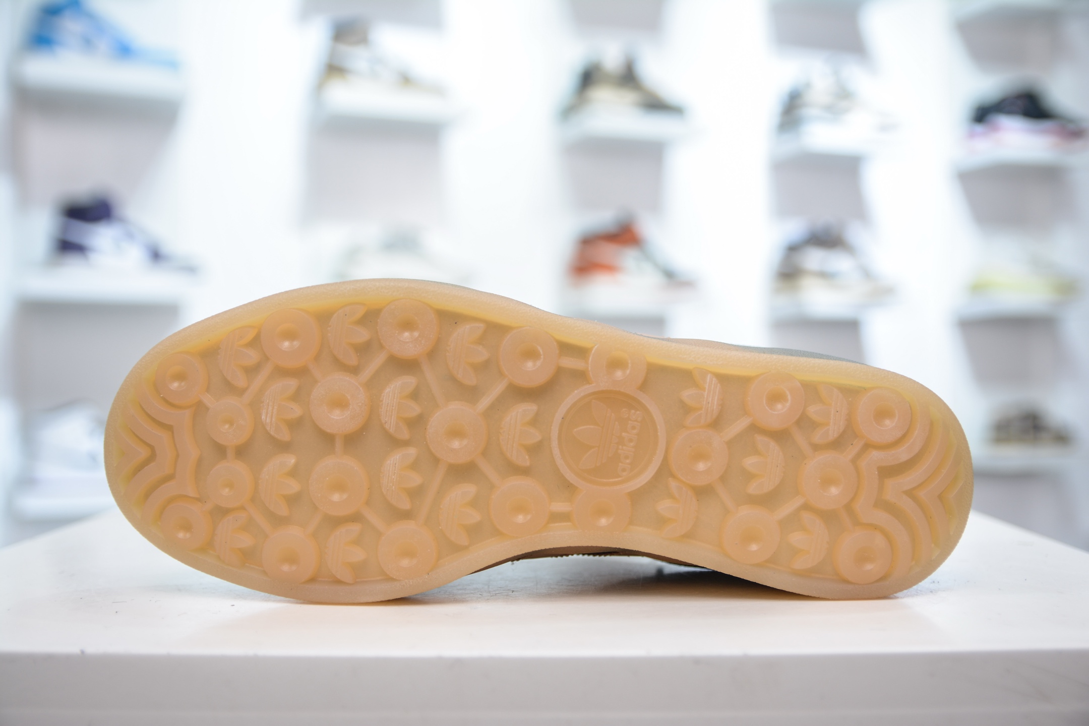 160 AD Gazelle Indoor Trainers 羚羊内训系列低帮复古百搭休闲运动德训风板鞋 JH5402