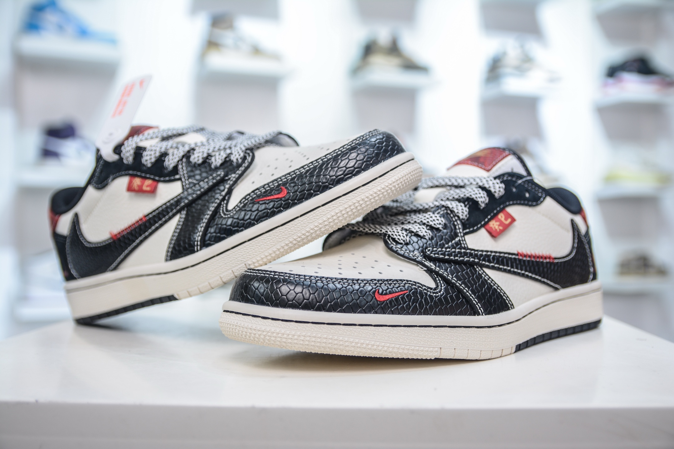 270 Travis Scott x Nike Air Jordan 1 Low 蛇年限定 反转白黑红 YX5066-306