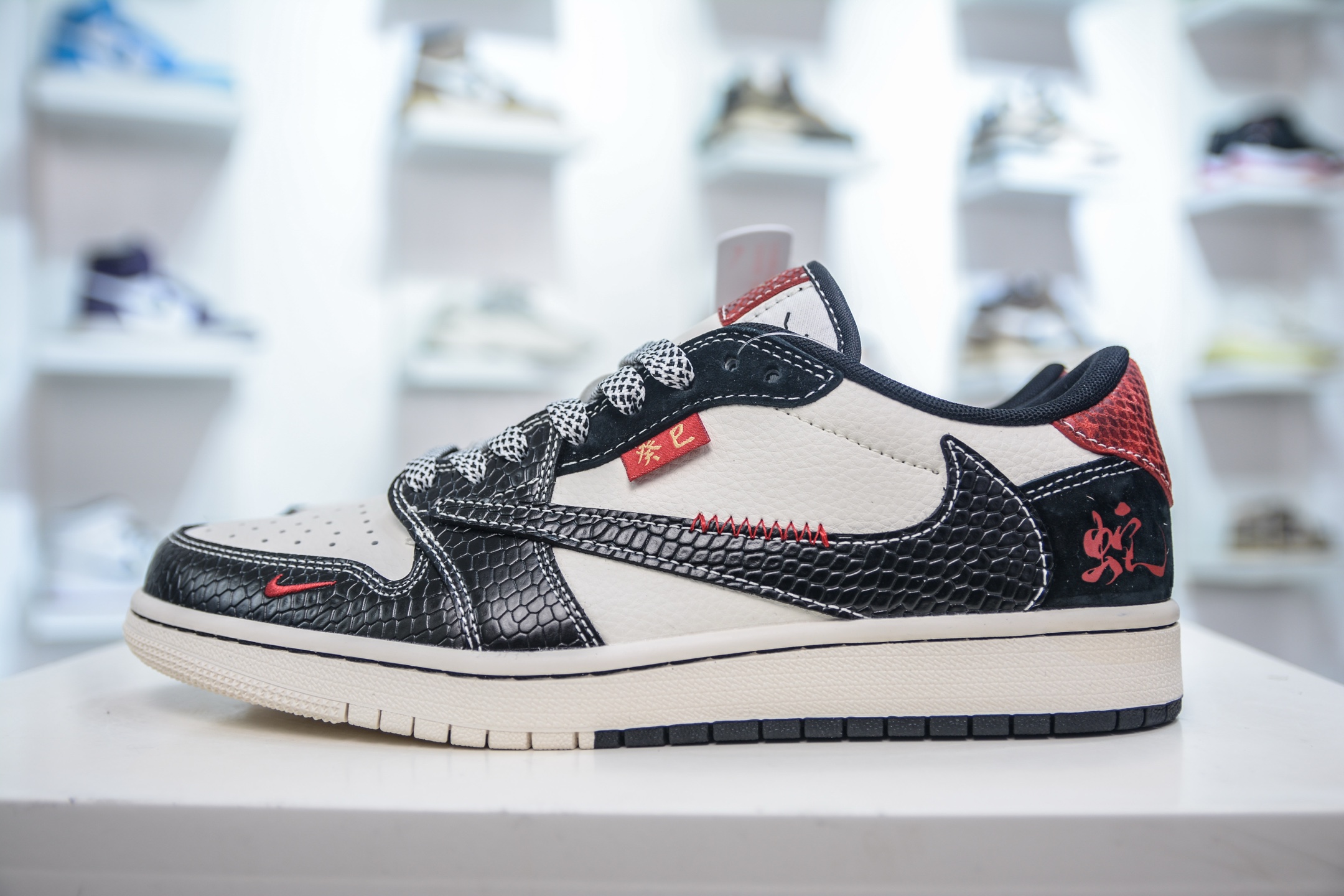270 Travis Scott x Nike Air Jordan 1 Low 蛇年限定 反转白黑红 YX5066-306