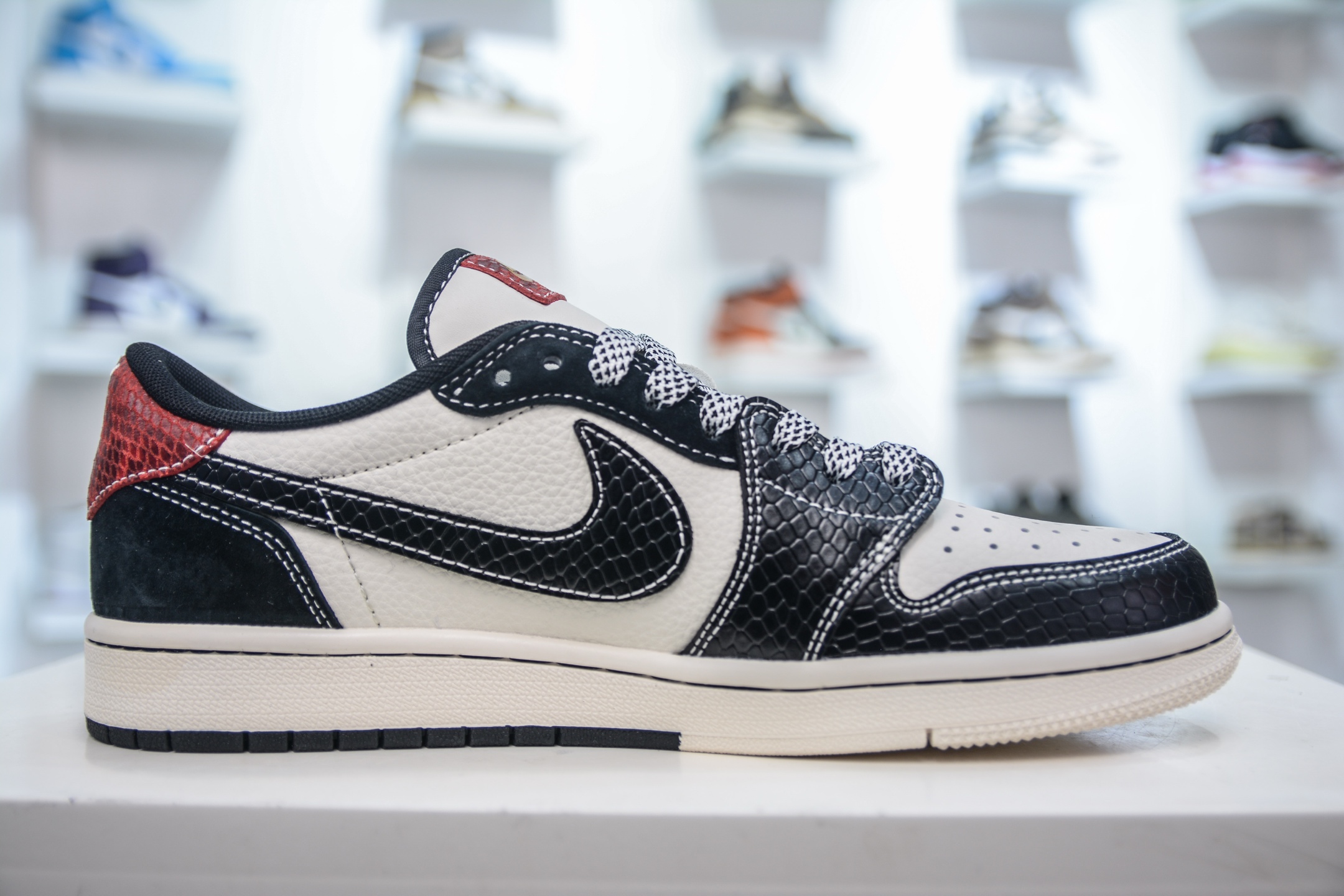 270 Travis Scott x Nike Air Jordan 1 Low 蛇年限定 反转白黑红 YX5066-306