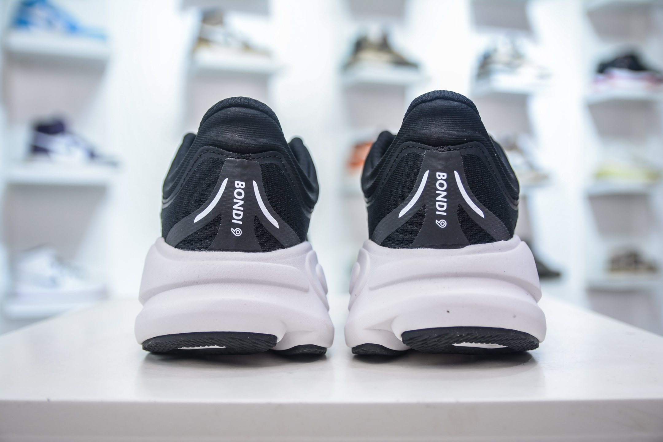 200 CS版 HOKA ONE ONE Bondi 9 WIDE 邦迪九代舒适防滑耐磨低帮休闲跑步鞋 1162011/BWHT