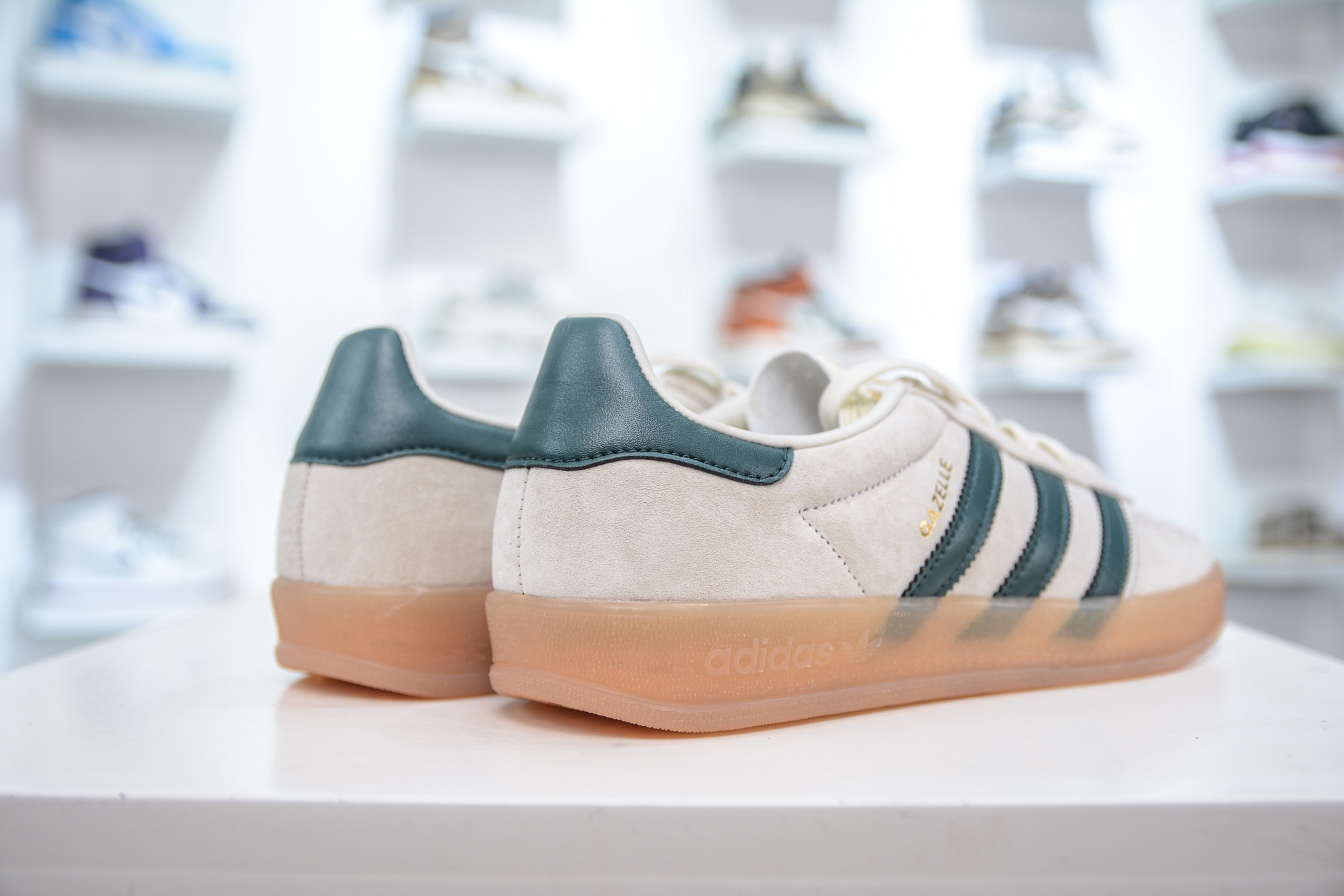 160 AD Gazelle Indoor Trainers 羚羊内训系列低帮复古百搭休闲运动德训风板鞋 IH7502