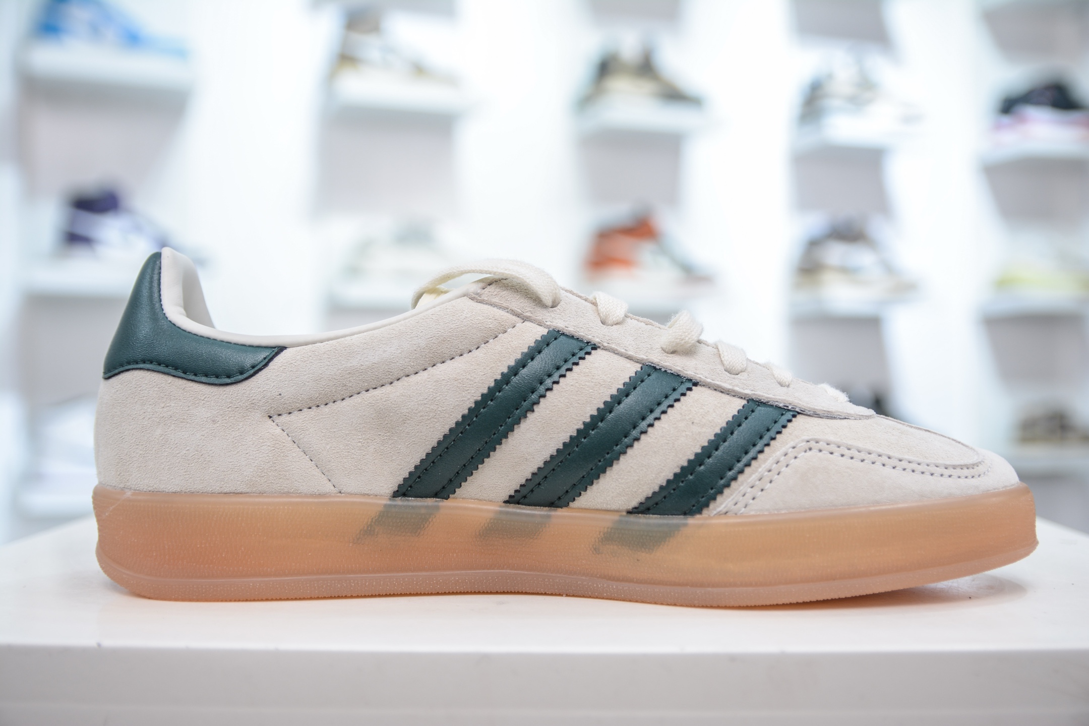 160 AD Gazelle Indoor Trainers 羚羊内训系列低帮复古百搭休闲运动德训风板鞋 IH7502