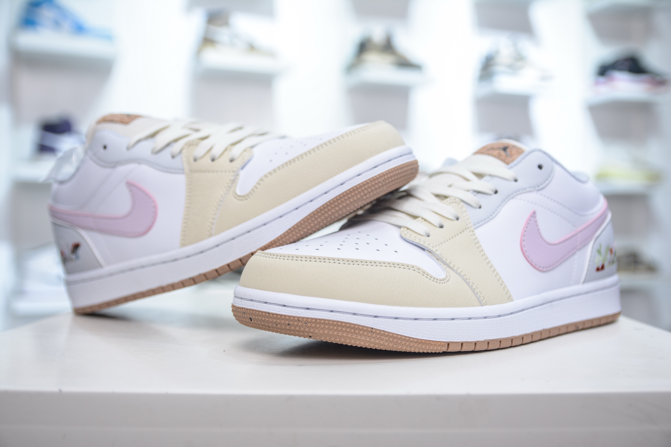 180 Air Jordan 1 Low AJ1 乔1低帮休闲板鞋 米黄粉 植物刺绣 IB8861-151